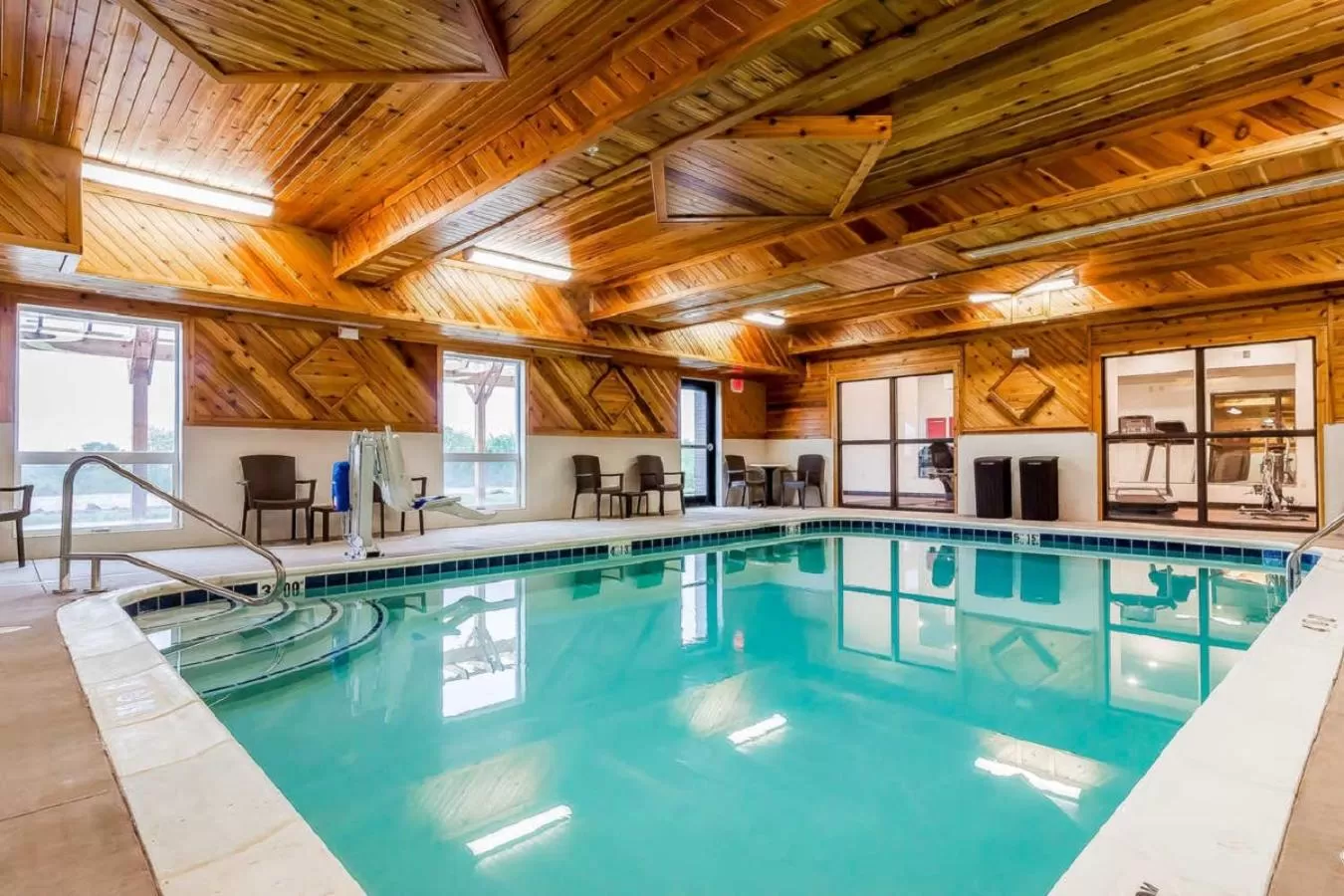 Swimming pool in Comfort Suites