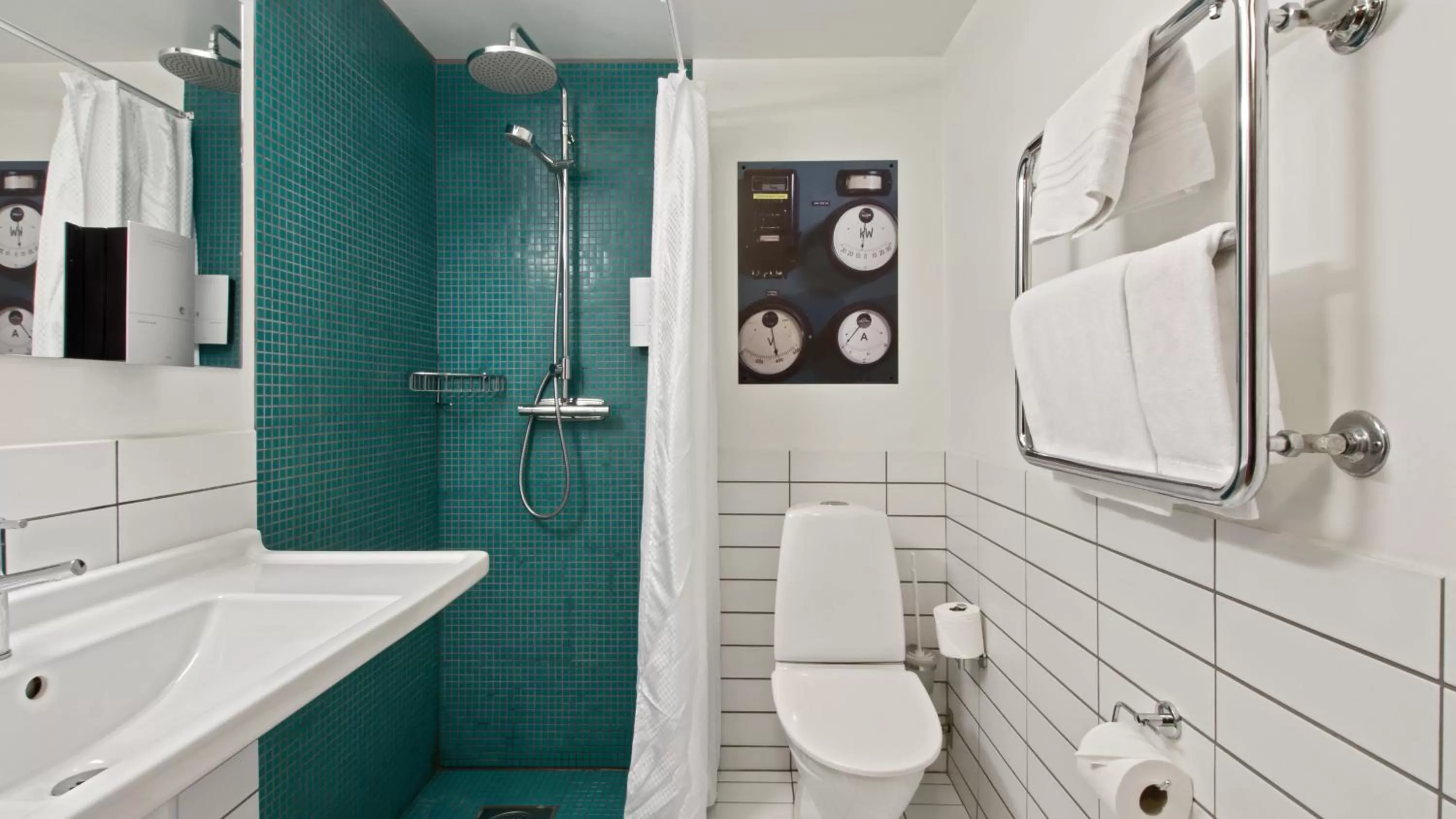 Shower in Best Western Plus Grand Hotel Elektra