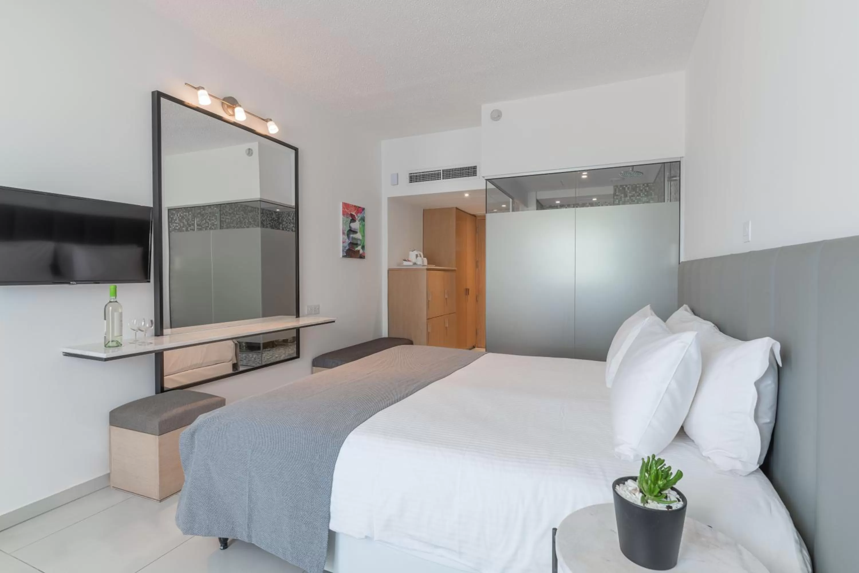 Bathroom, Bed in Napa Mermaid Hotel & Suites