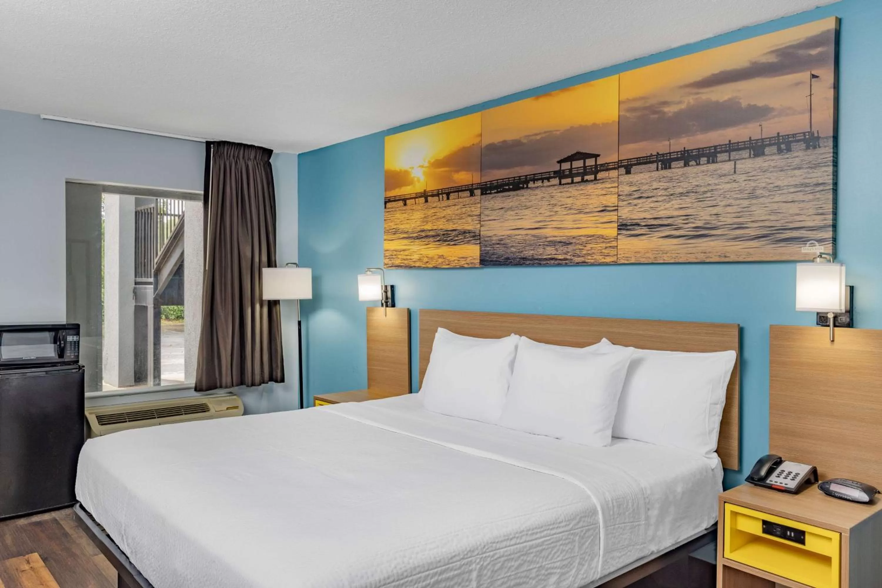 Photo of the whole room, Bed in Days Inn by Wyndham Pensacola I-10