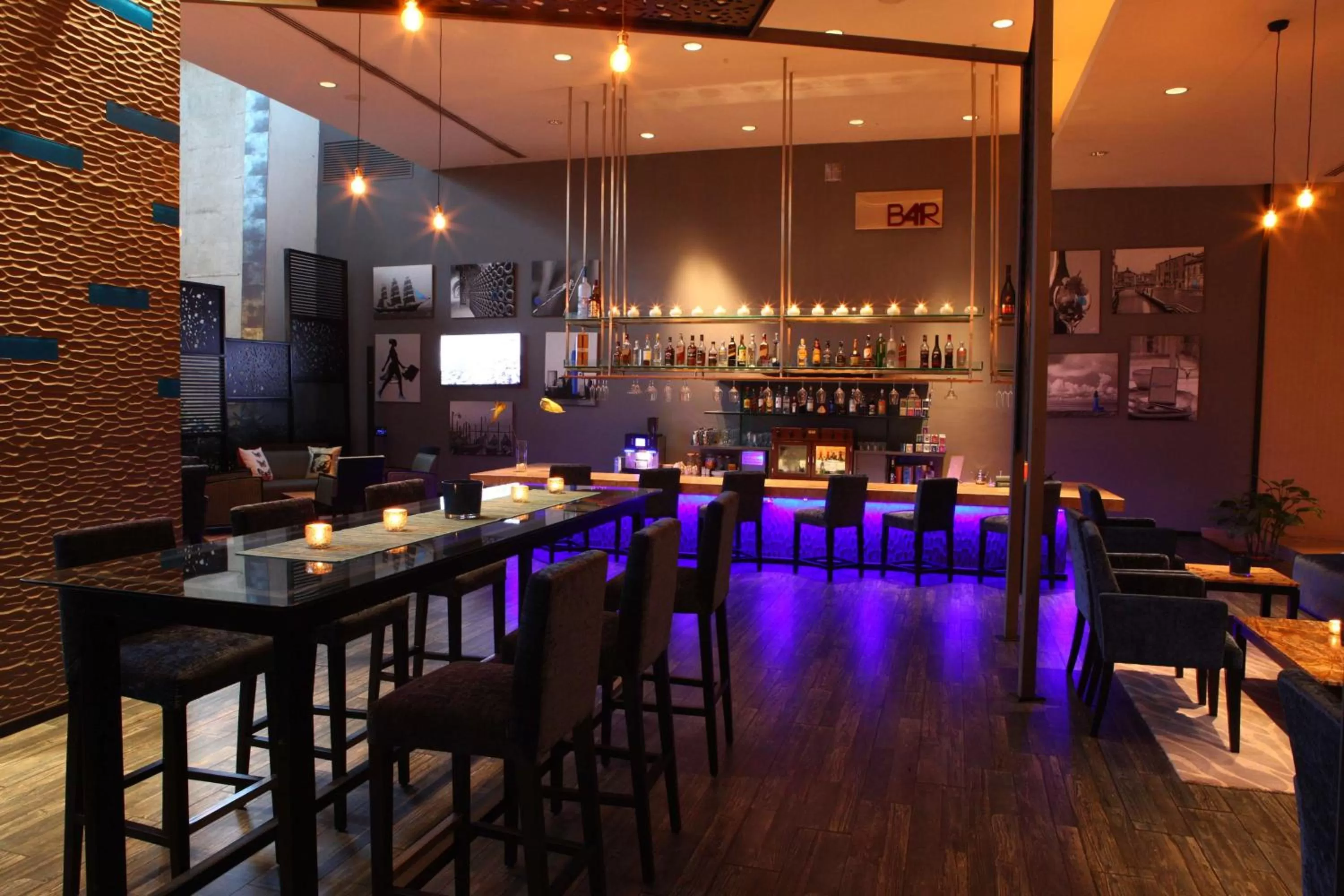 Lounge or bar in Radisson Blu Plaza Hotel Hyderabad Banjara Hills