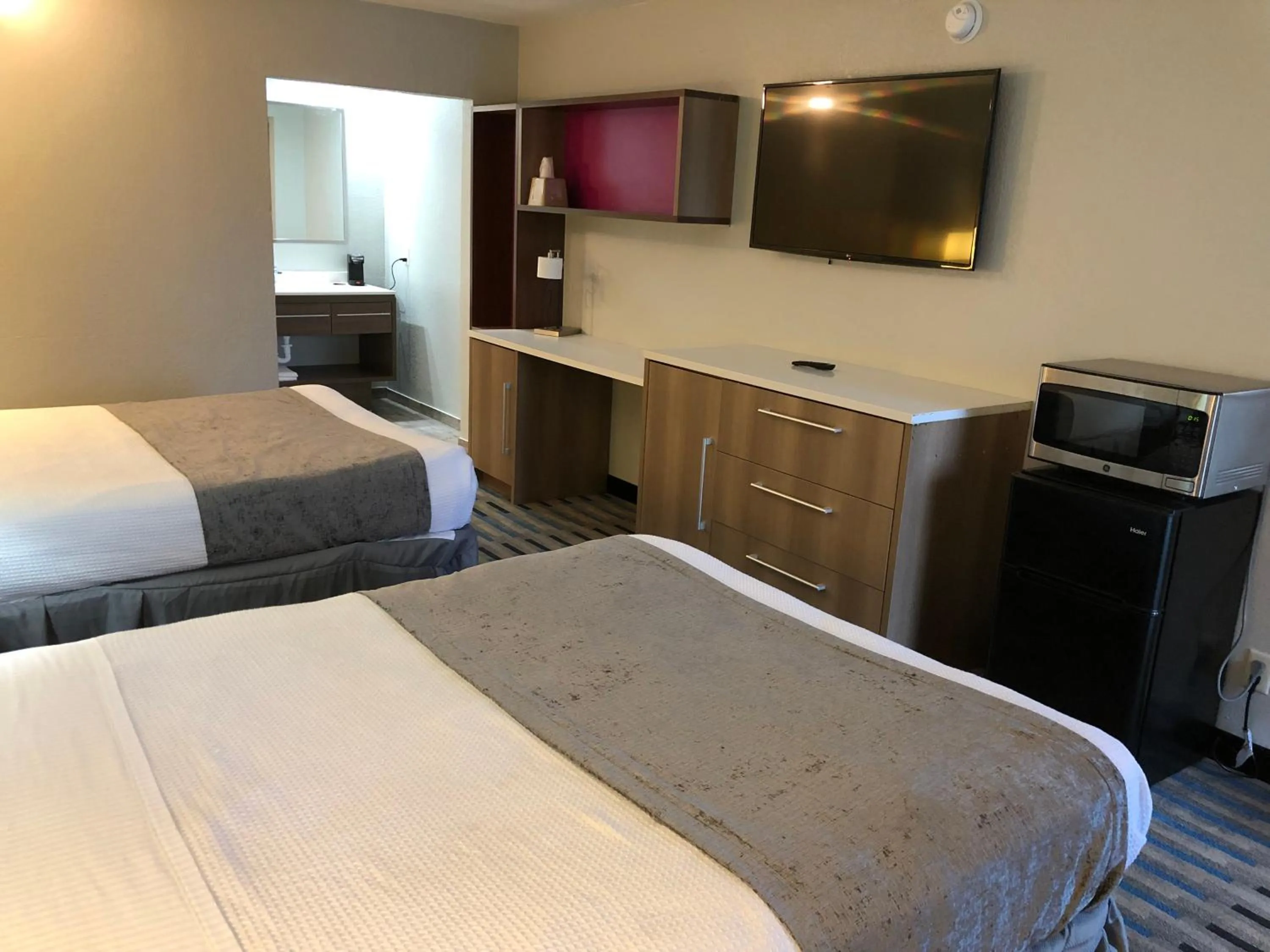 Bed in Budgetel Inn & Suites Memphis