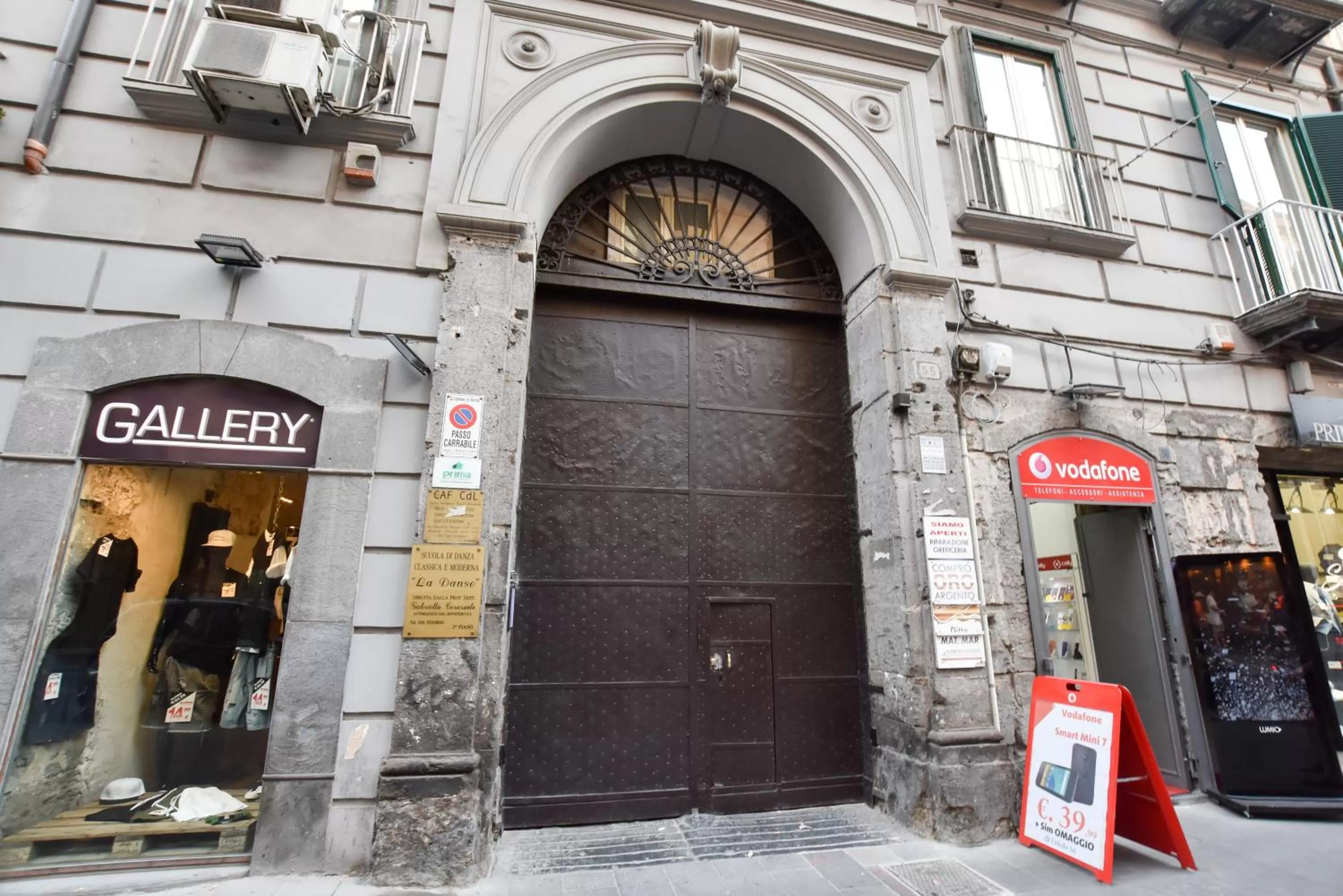 Facade/entrance in Domus Borbonica