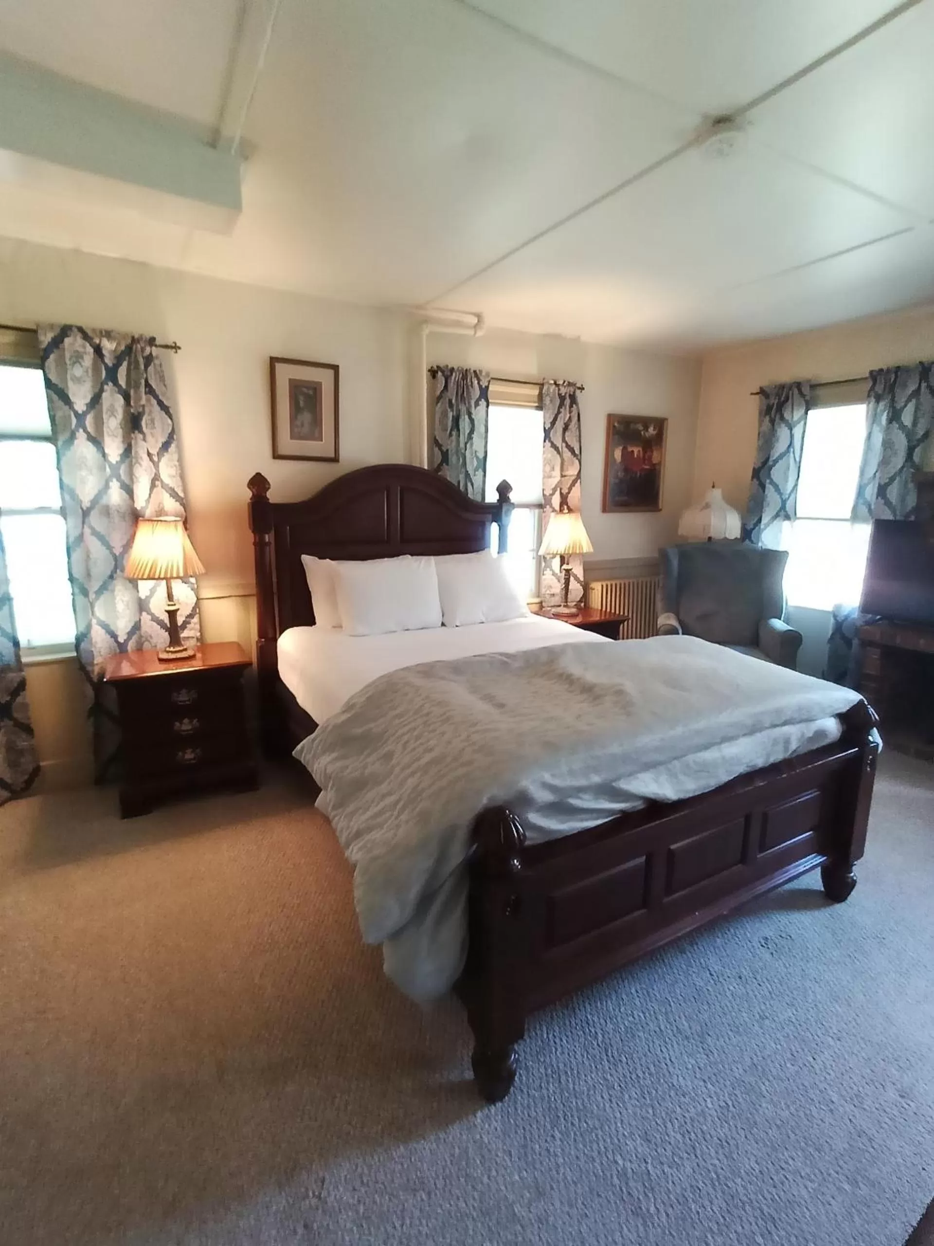 Photo of the whole room, Bed in Arlington Inn & Spa