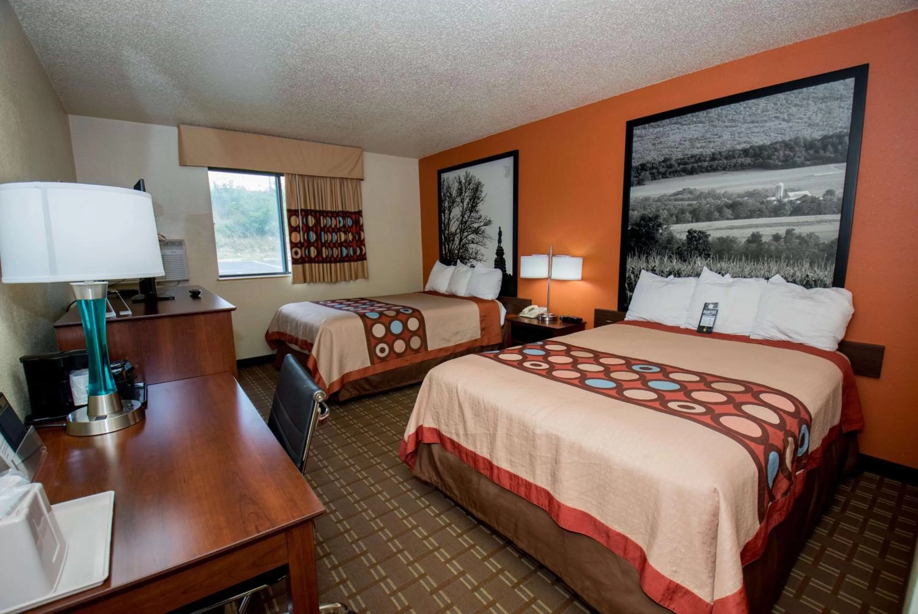 Photo of the whole room, Bed in Super 8 by Wyndham Altoona