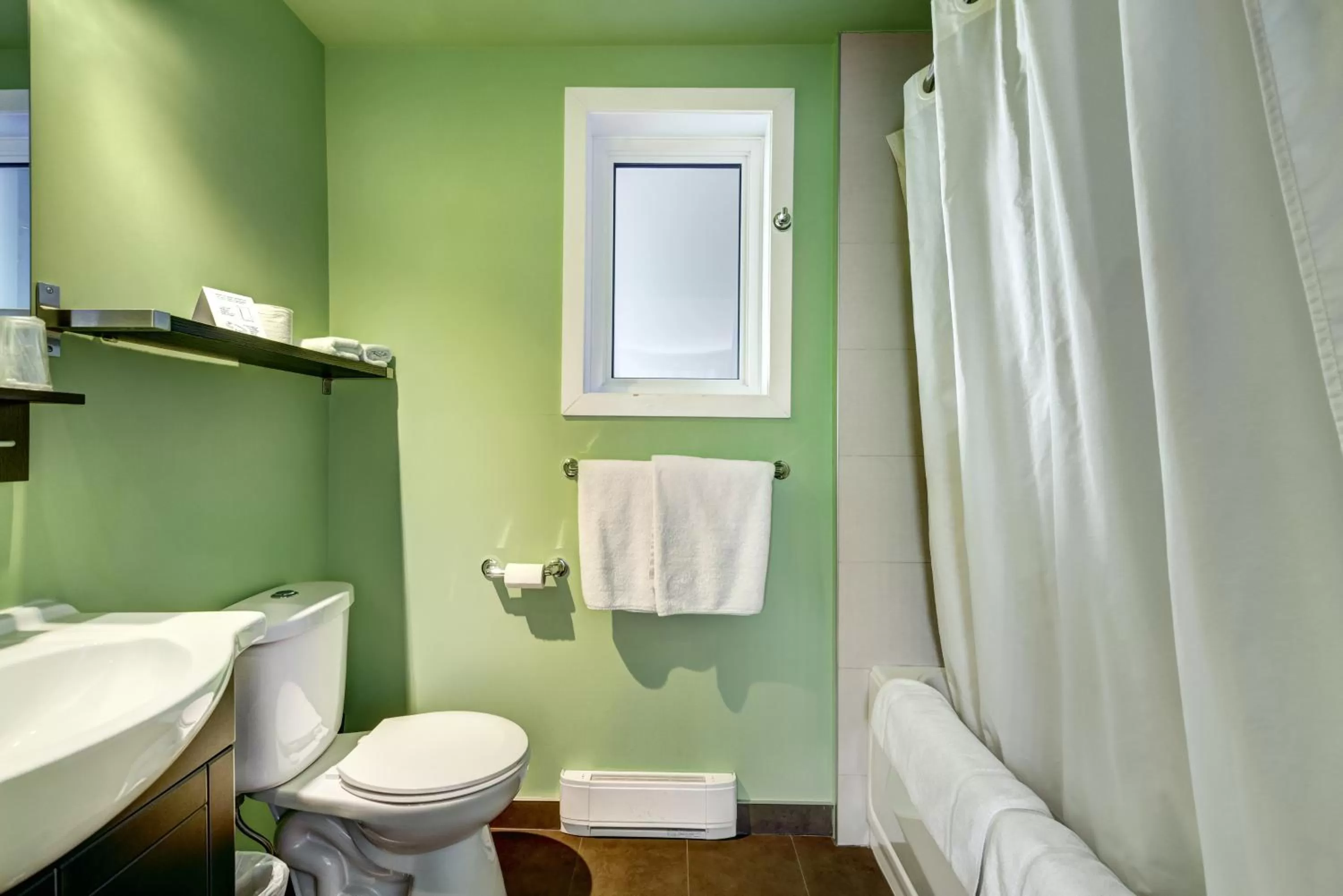 Toilet in Auberge St. Jacques