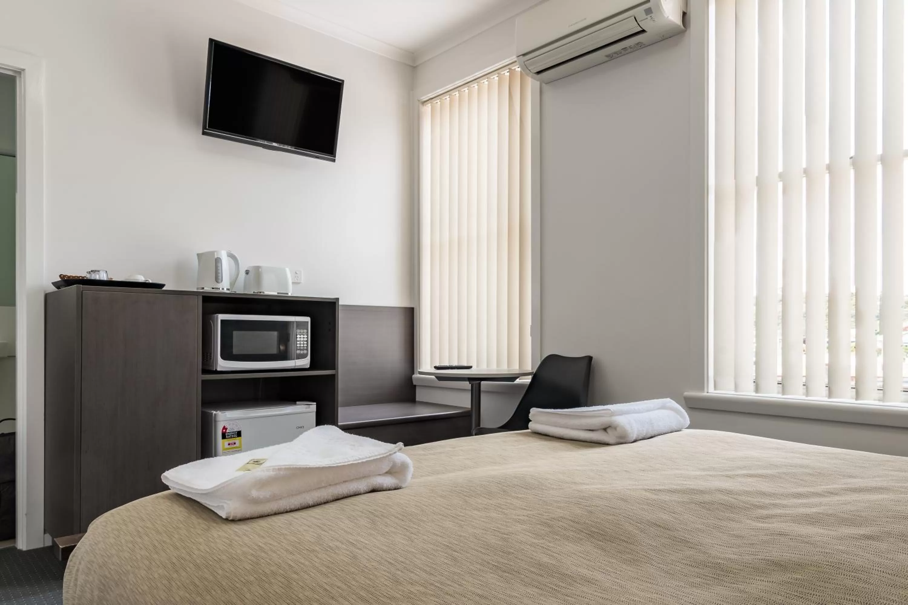 TV and multimedia, Bed in Somerset Hotel