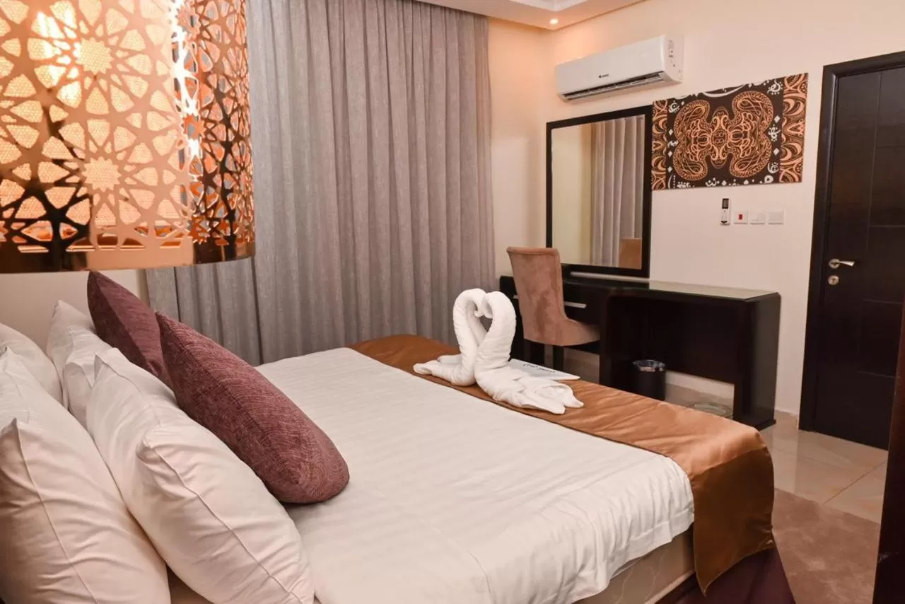 Photo of the whole room, Bed in The Artisan Hotel-Suits