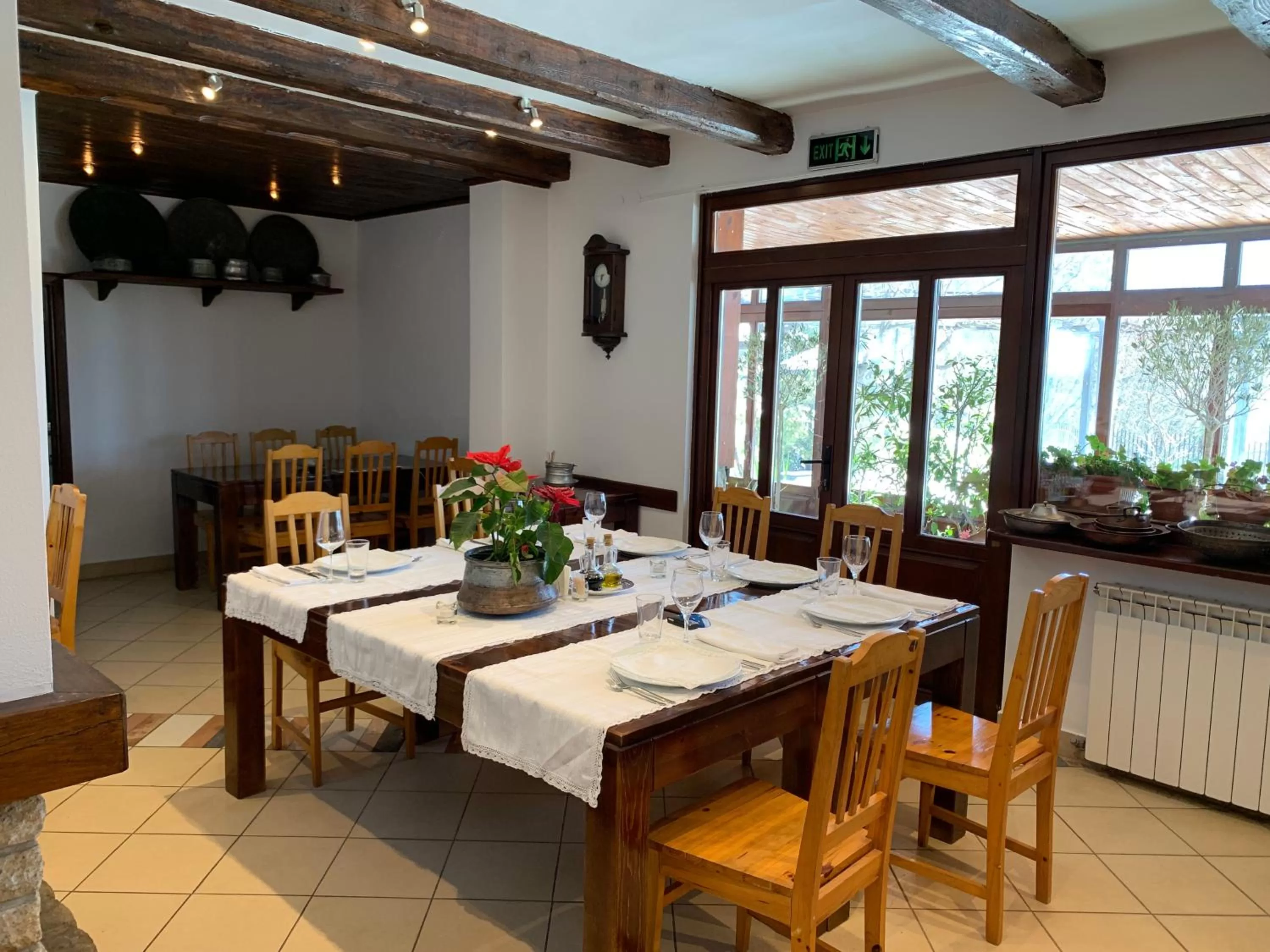 Restaurant/places to eat in Villa Rai