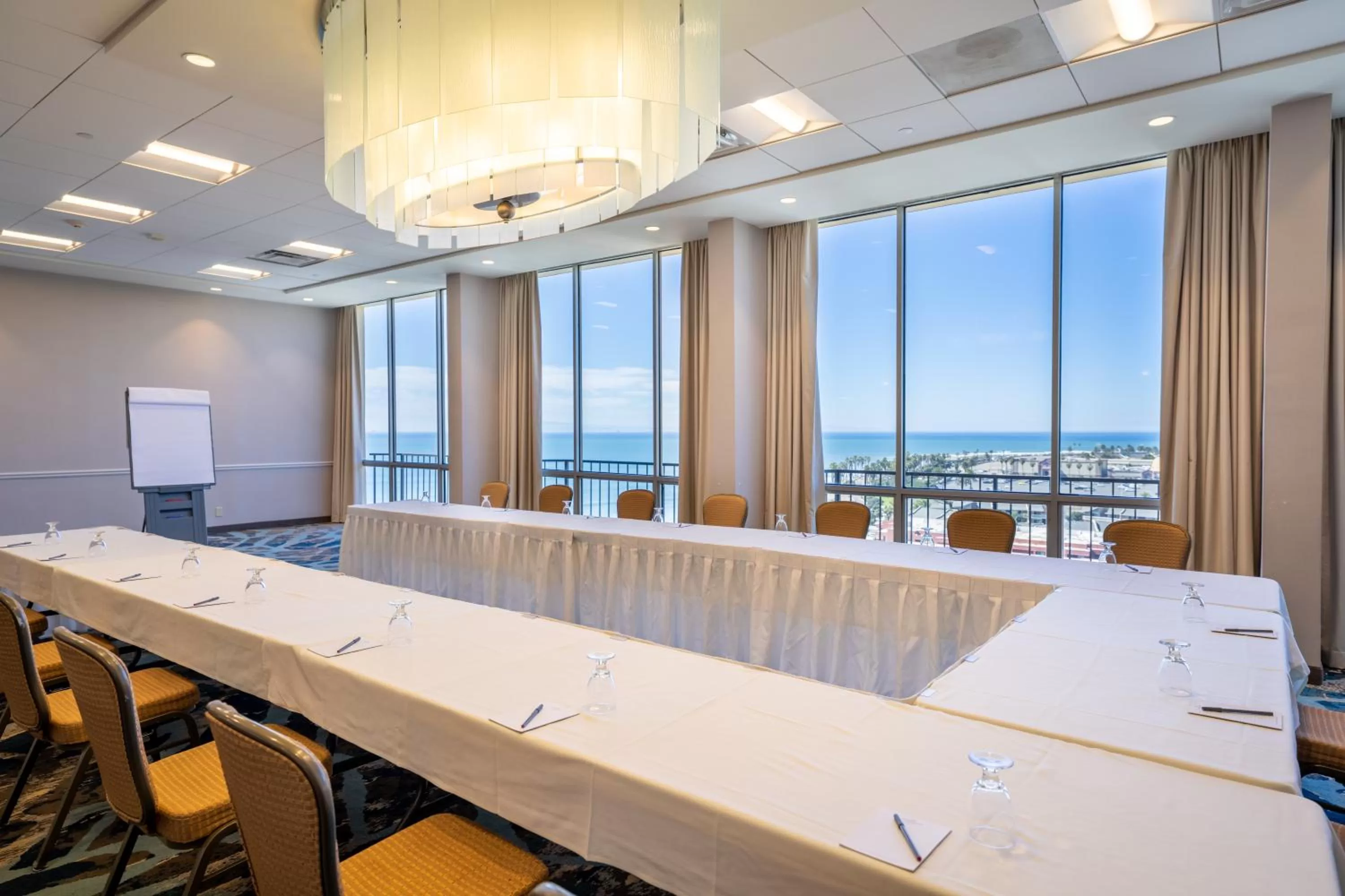 Meeting/conference room in Crowne Plaza Ventura Beach by IHG