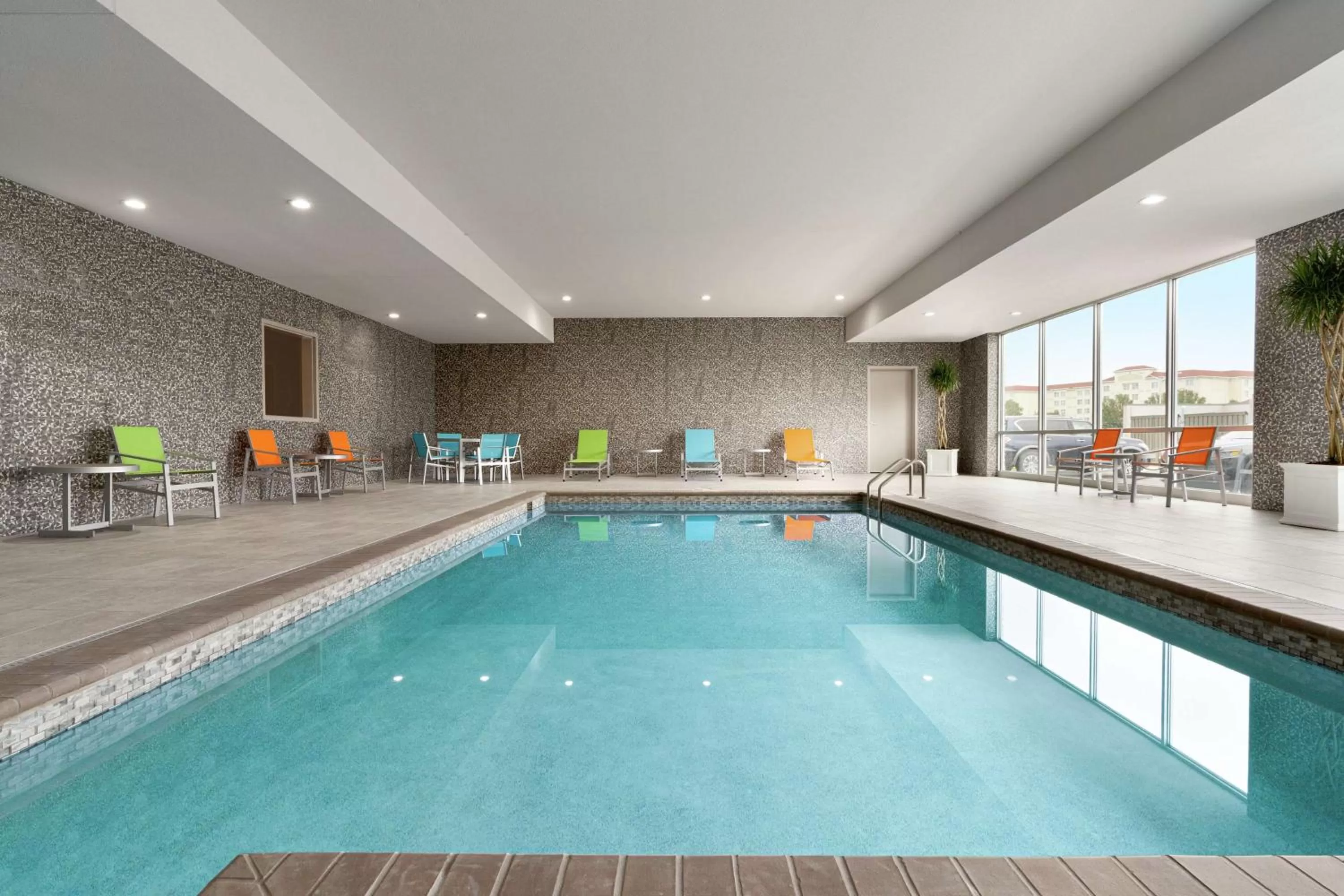 Swimming pool in Home2 Suites By Hilton Norfolk Airport