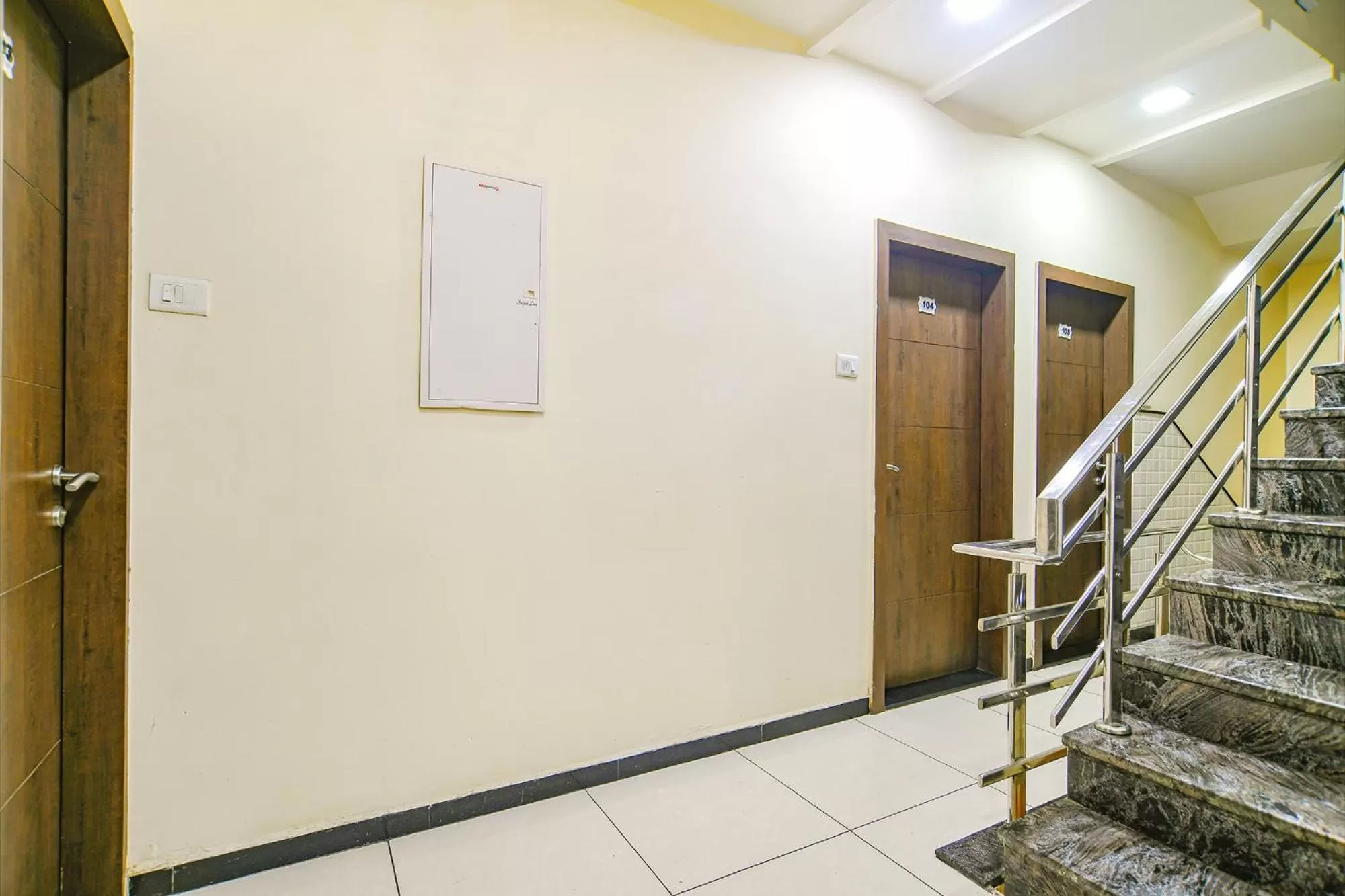 Lobby or reception in FabHotel Satyug Jaisinghpura