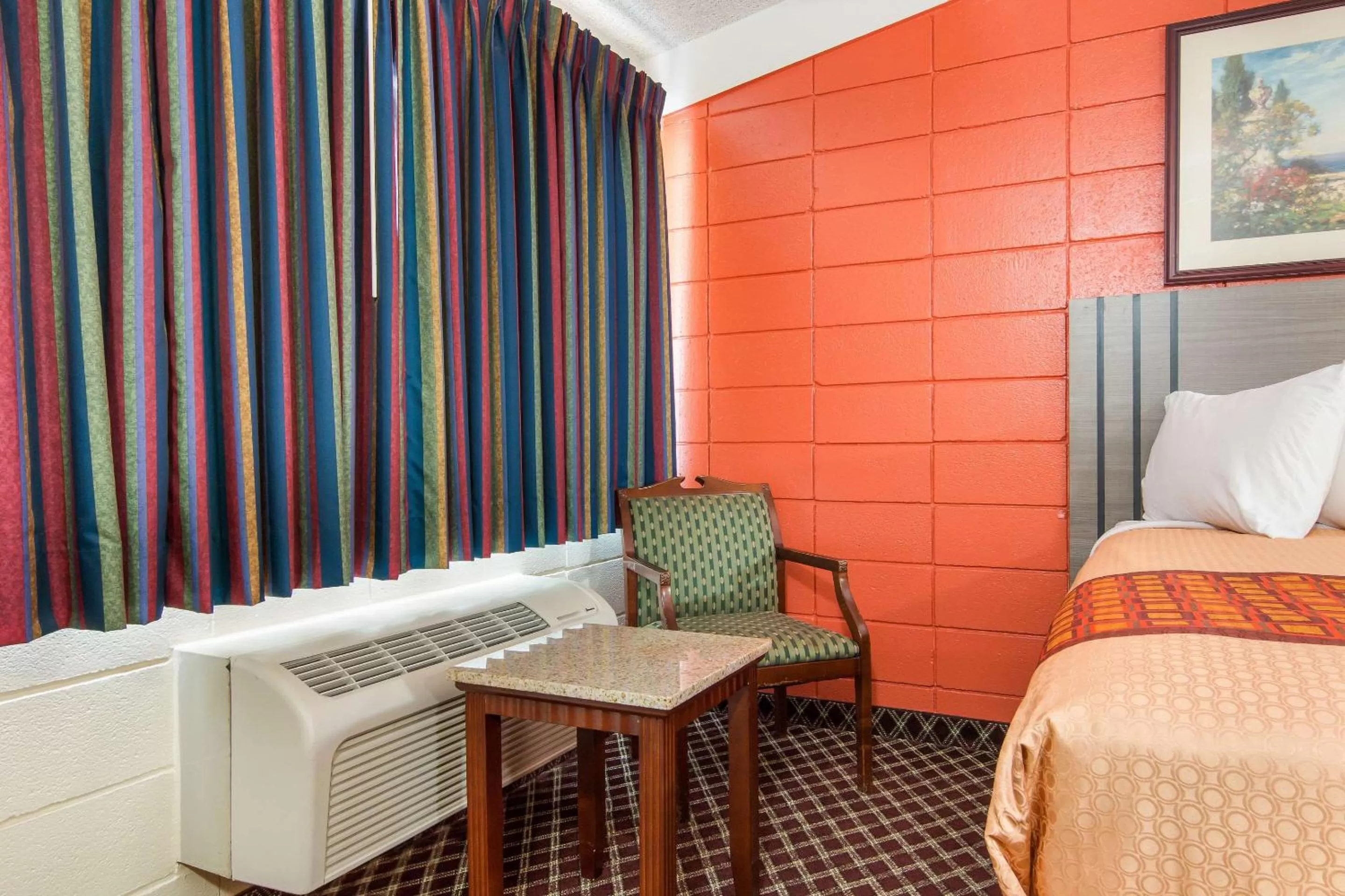 Photo of the whole room, Bed in Rodeway Inn Nashville