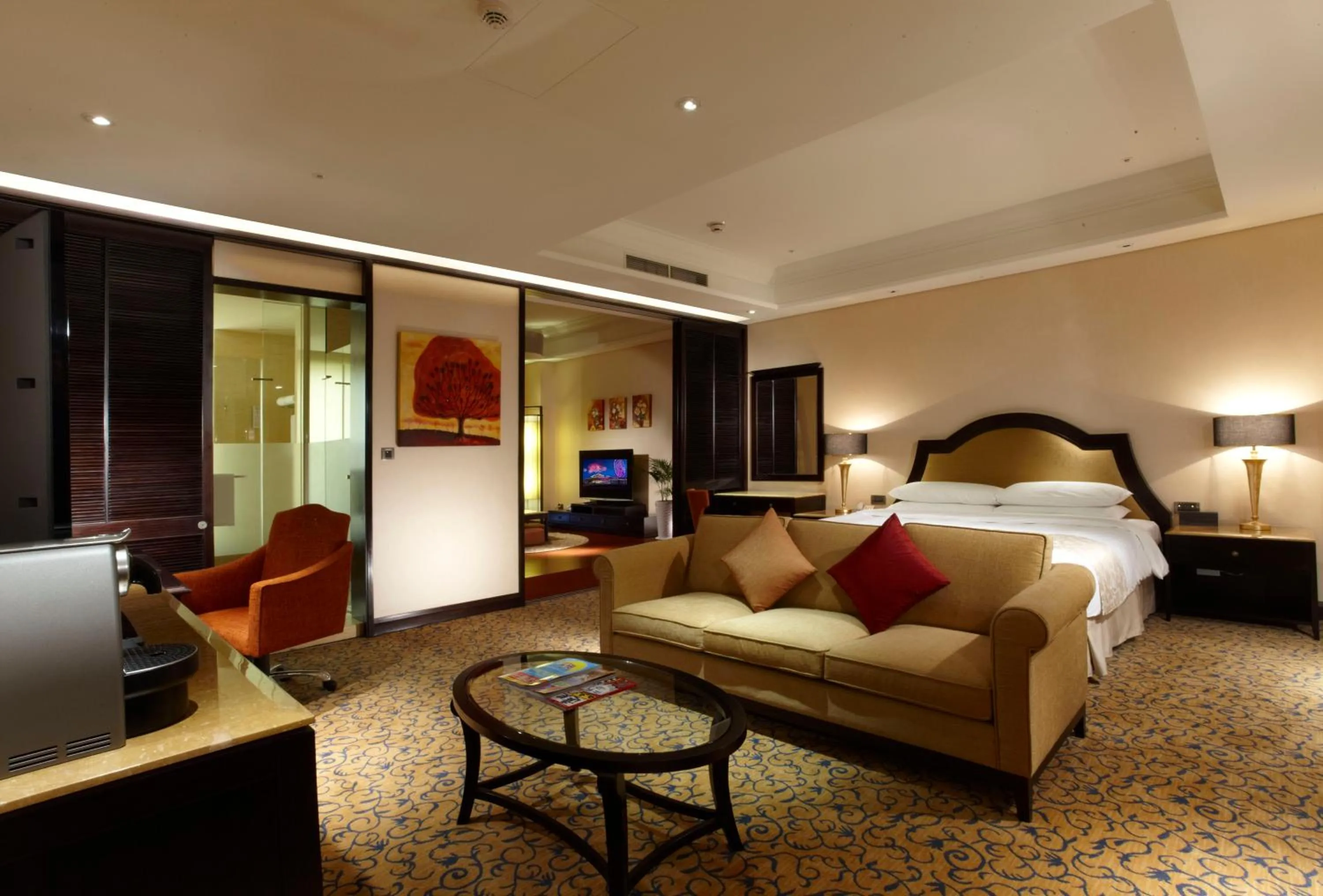 Living room, Bed in E-DA Royal Hotel