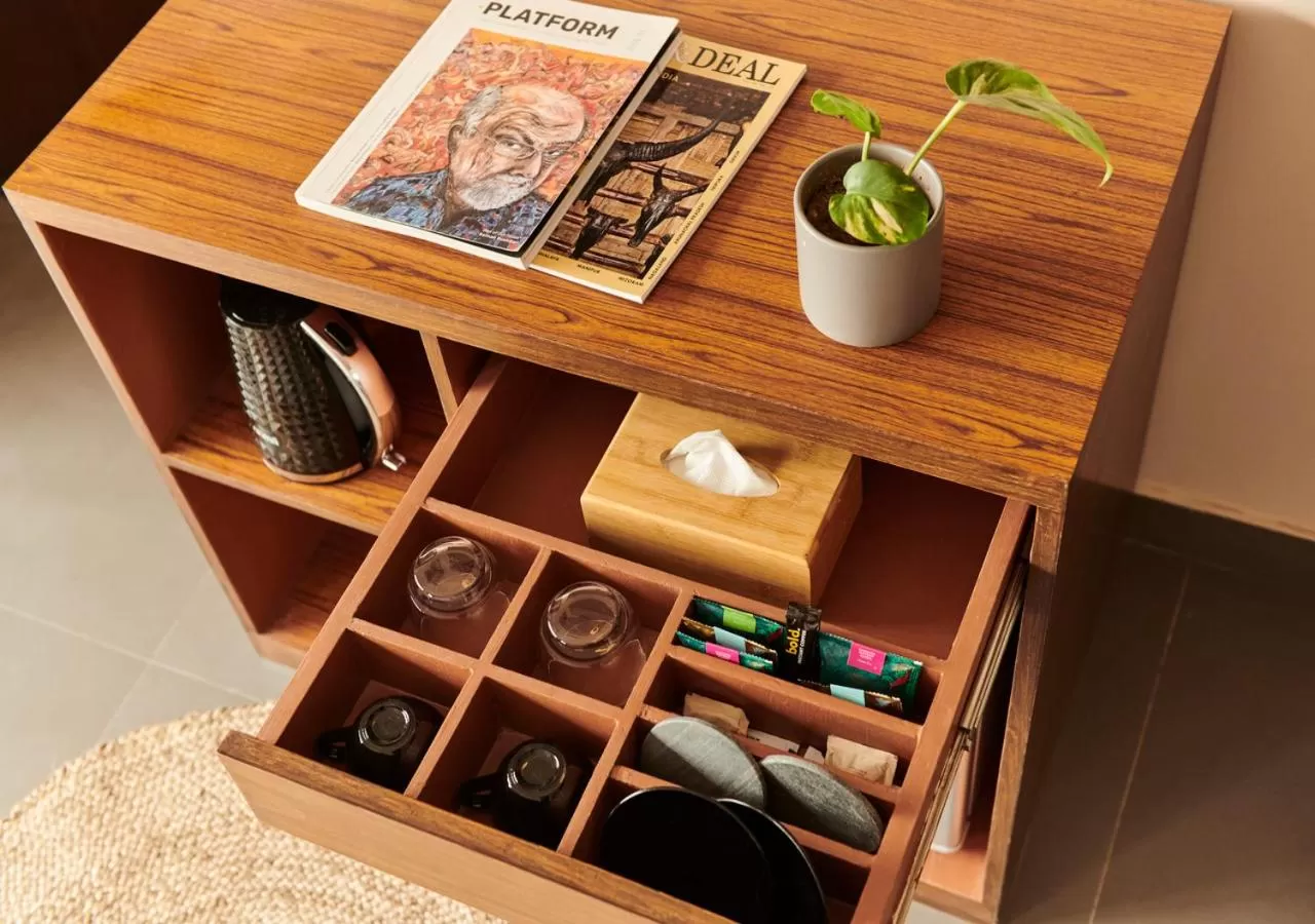 Coffee/tea facilities in Minimalist Poshtel & Suites