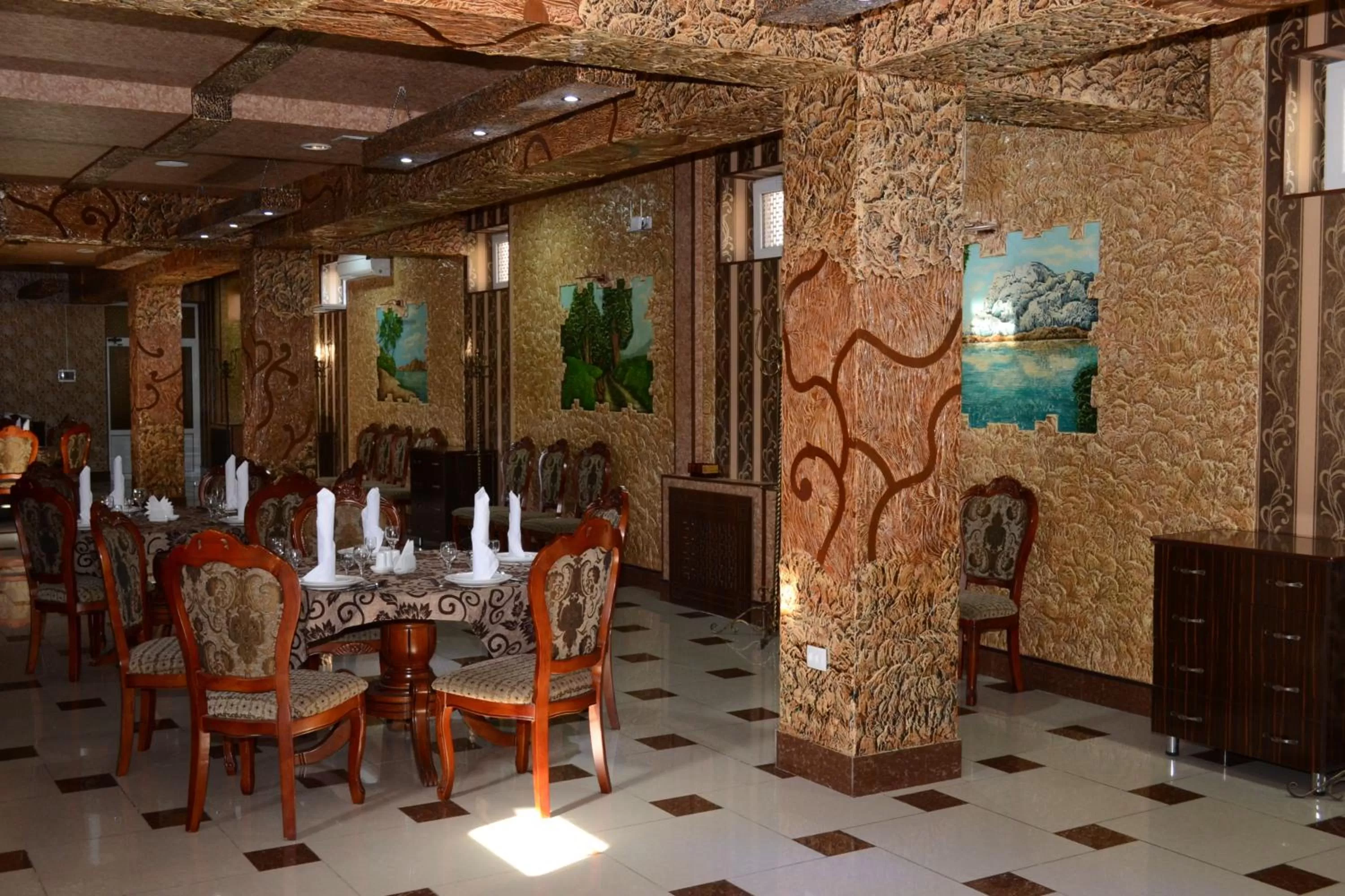 Restaurant/Places to Eat in Maximum Hotel