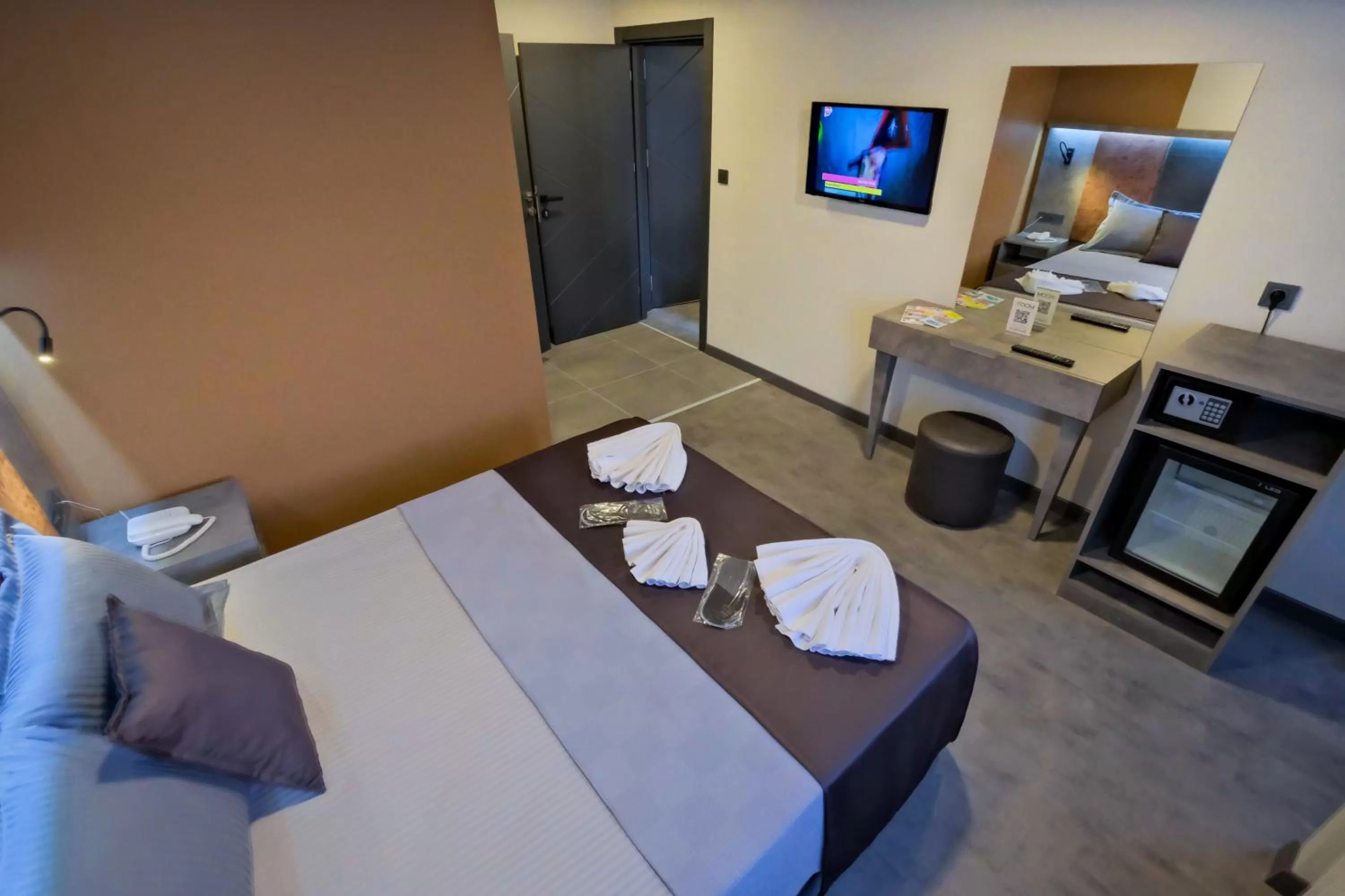 Photo of the whole room, Bed in The Queen Hotel