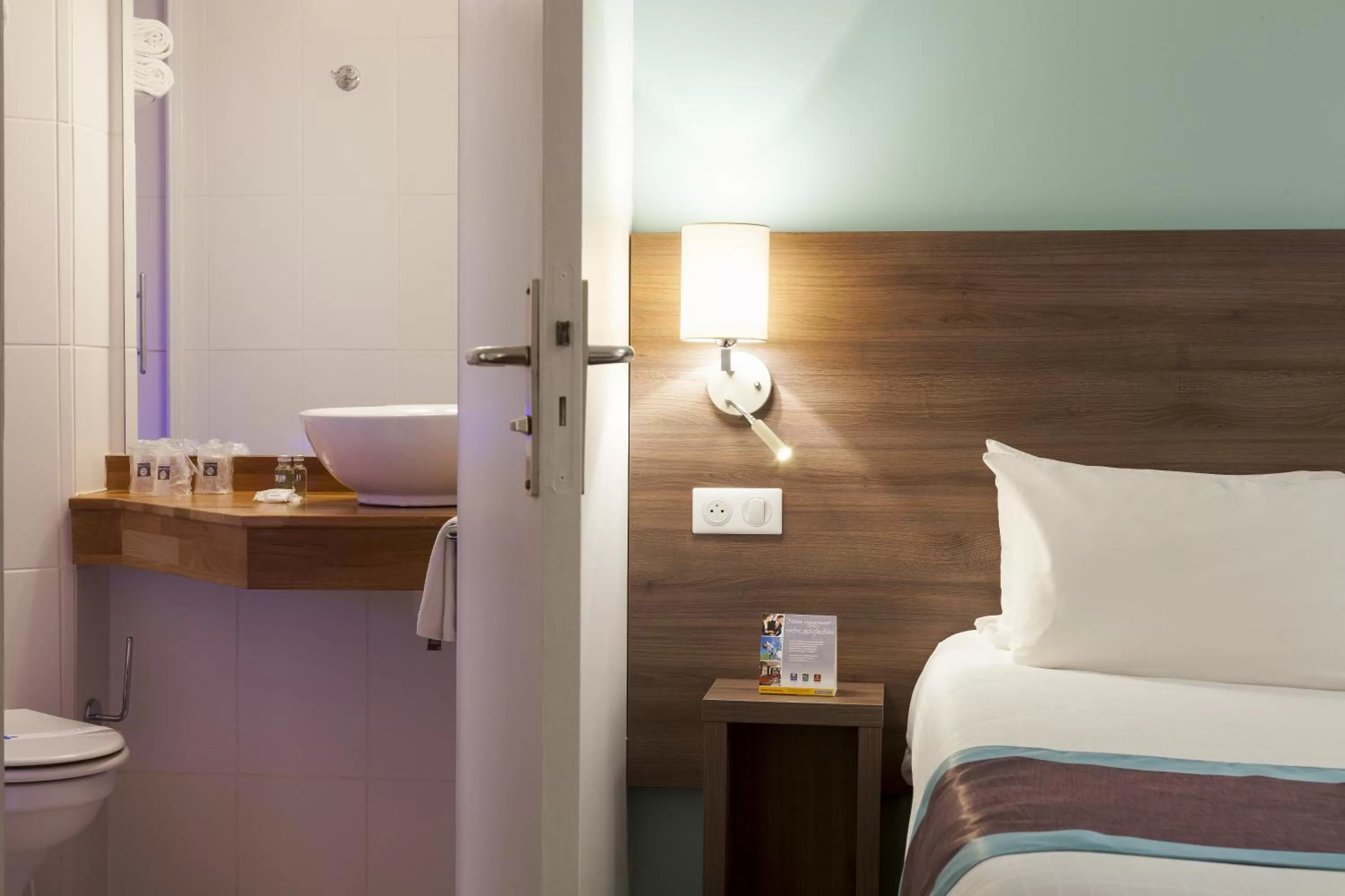 Decorative detail, Bed in Kyriad Lille - Mons en Baroeul