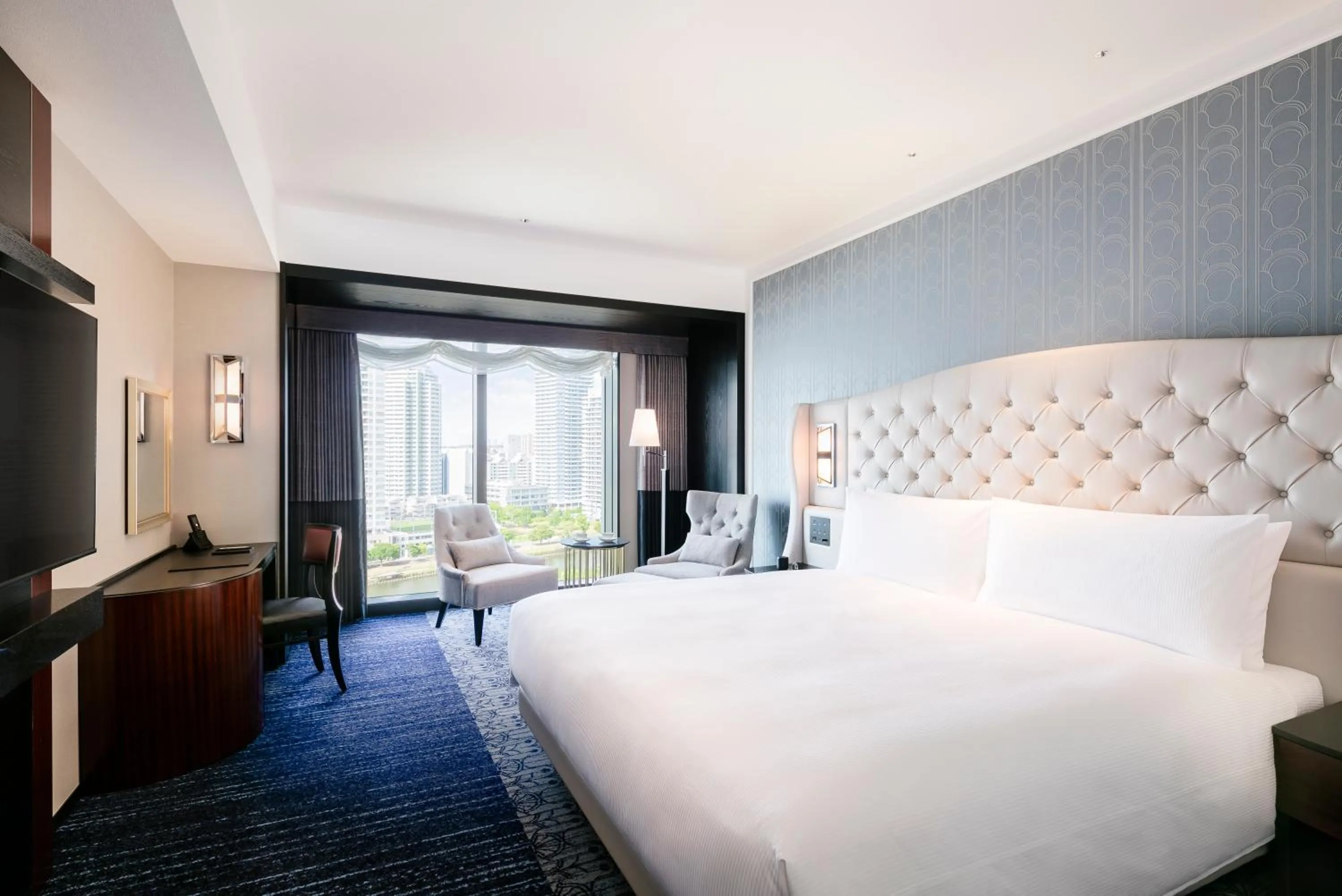 Photo of the whole room, Bed in Hilton Yokohama