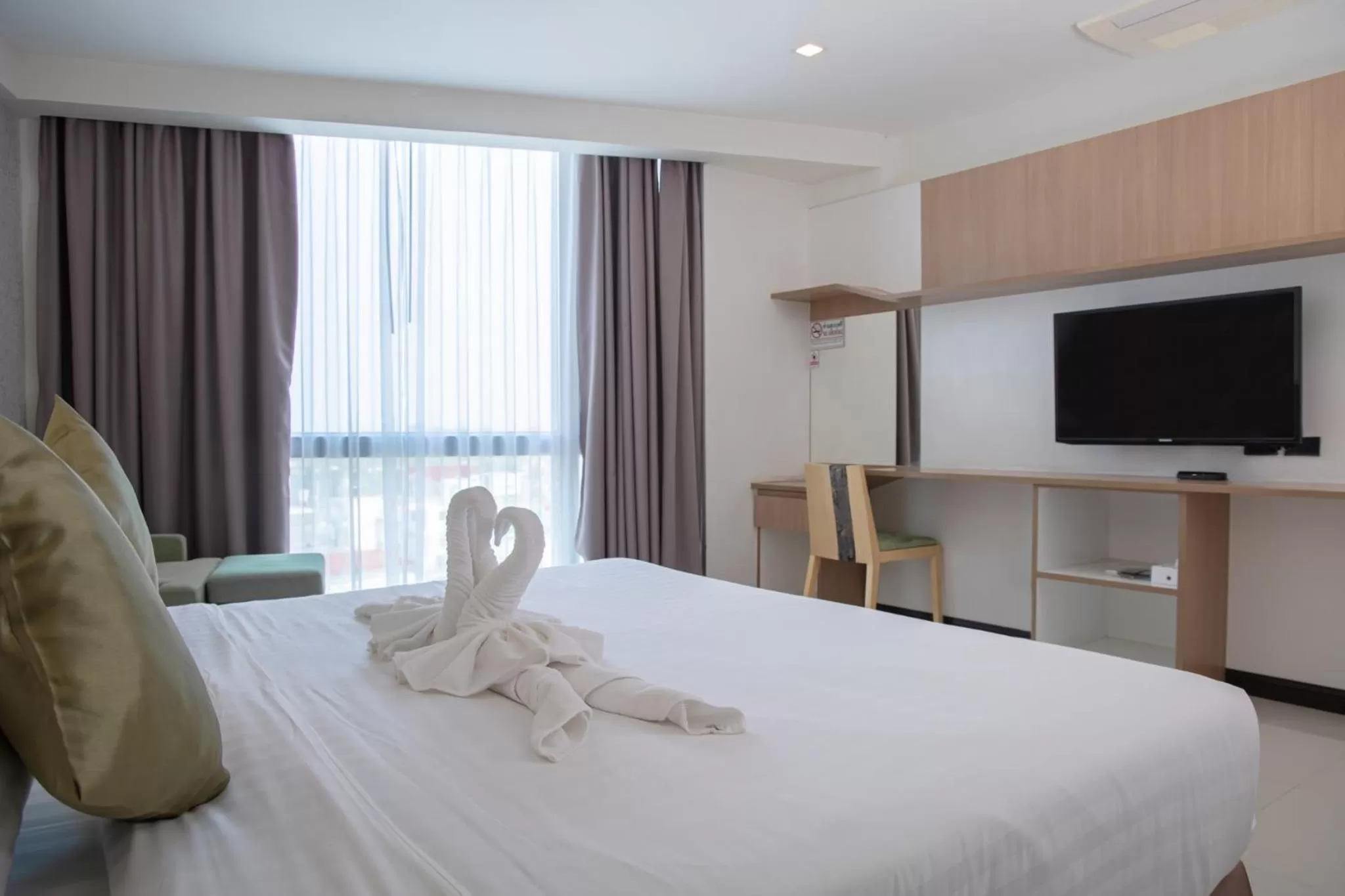 Communal lounge/ TV room in 42C The Chic Hotel