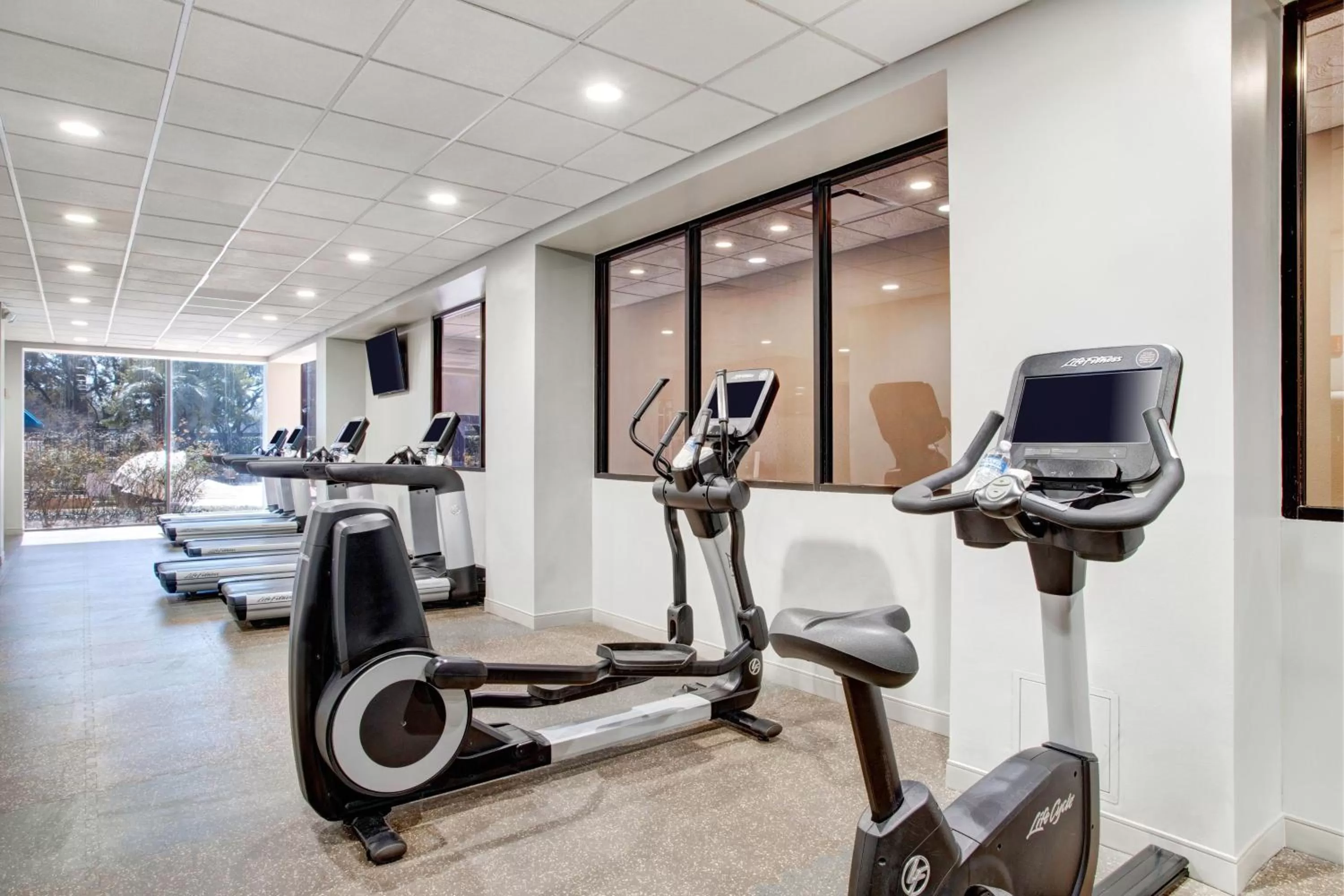 Fitness centre/facilities in Houston Marriott North