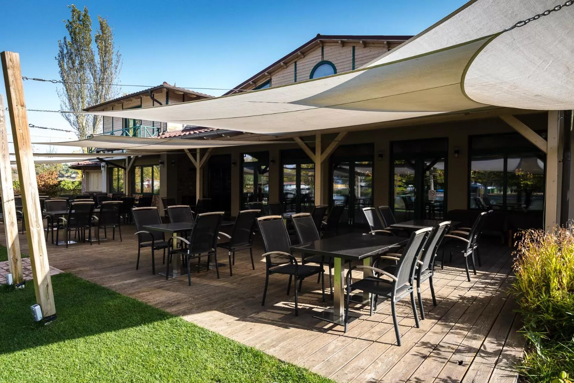 Restaurant/places to eat in Duna Garden Hotel