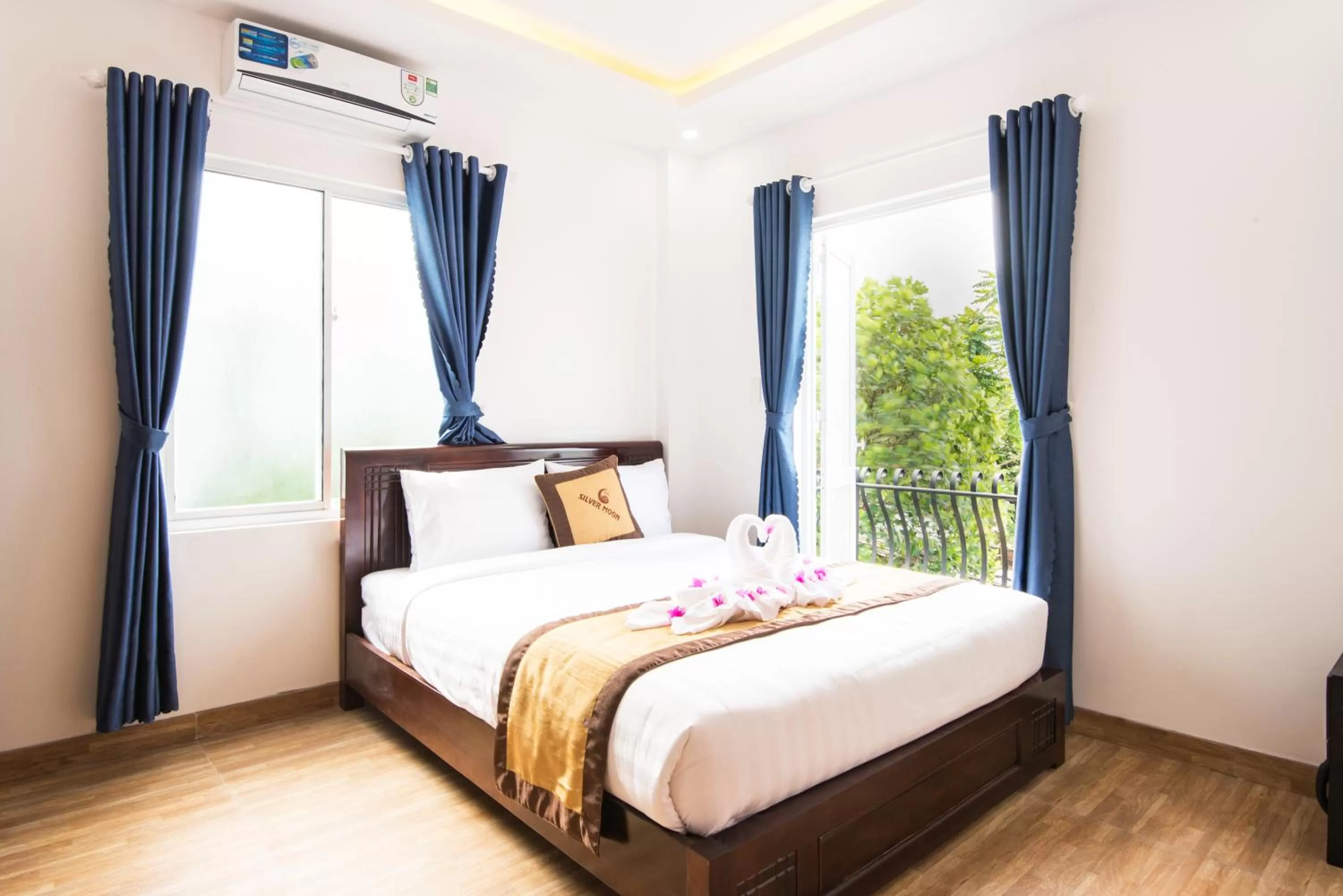 Photo of the whole room, Bed in Silver Moon Villa Hoi An