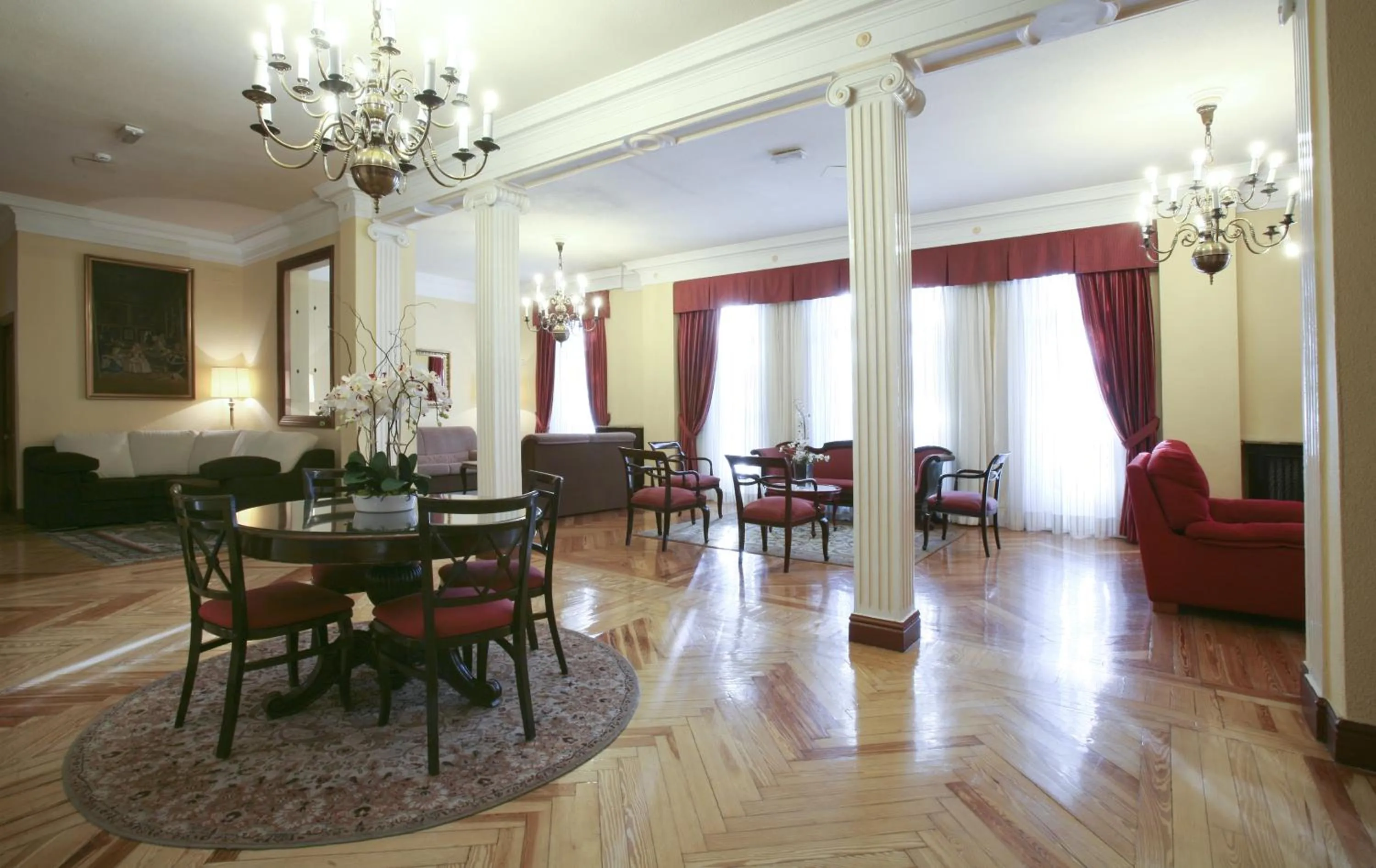 Communal lounge/ TV room in Hotel Mediodia