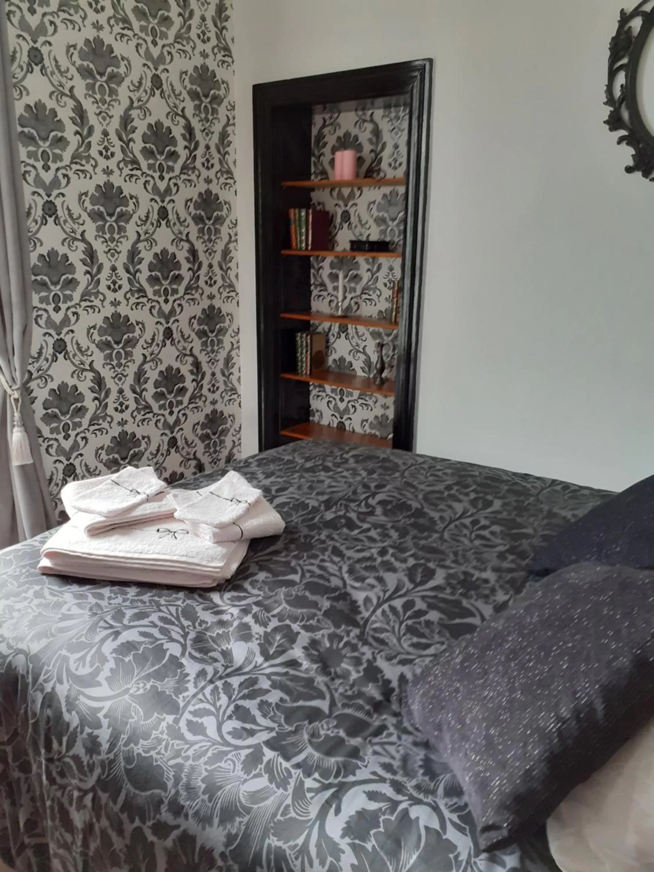 Bedroom, Bed in La Belle Epoque & Spa - Maison d'hôtes