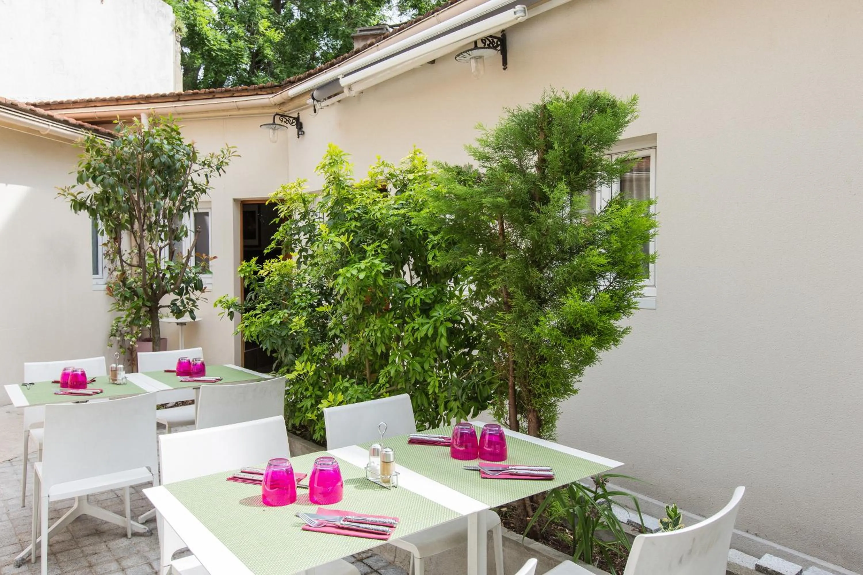 Restaurant/places to eat in Le Figuier