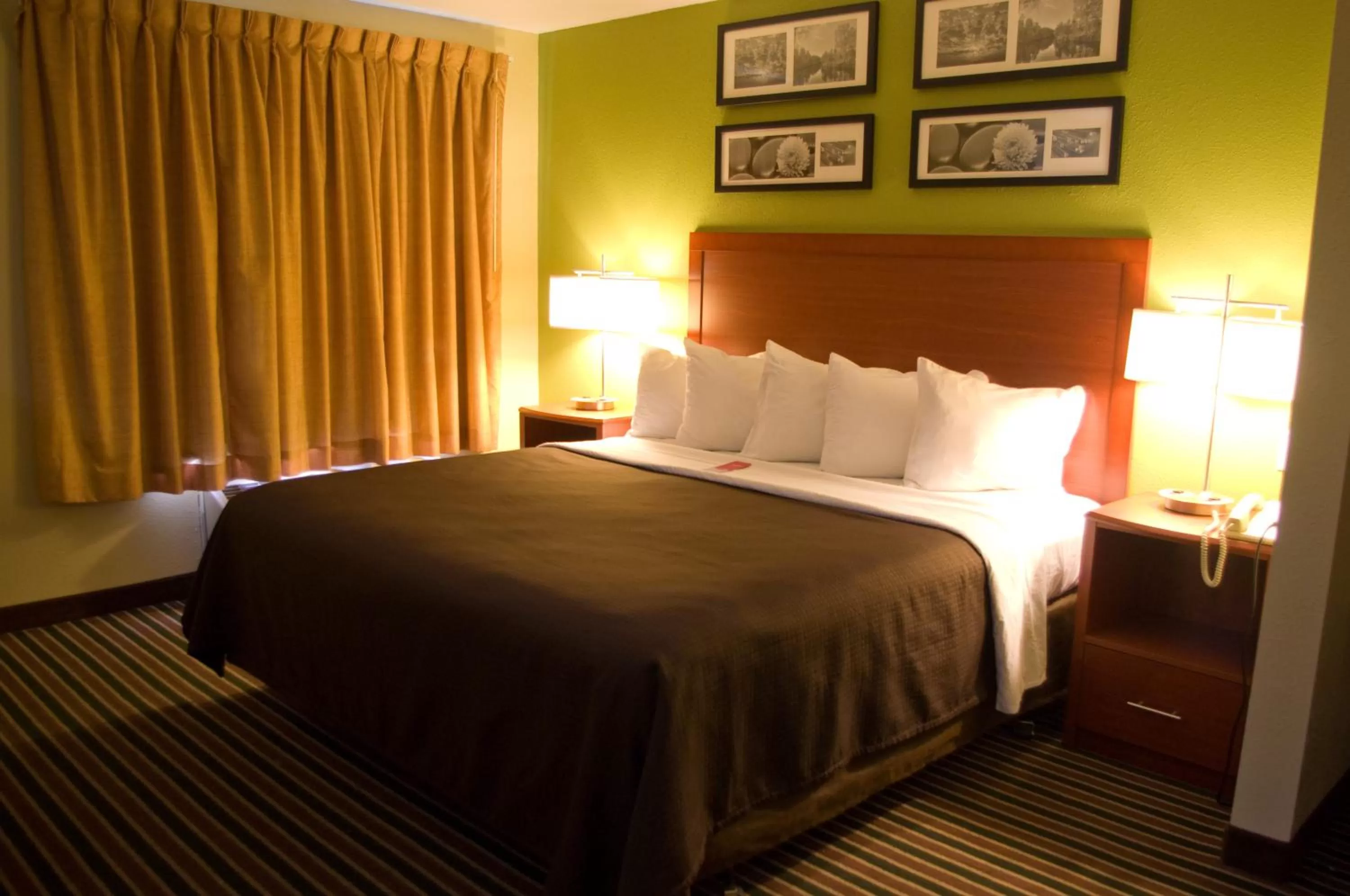 King Room - Non-Smoking in Econo Lodge Champaign Urbana – University Area