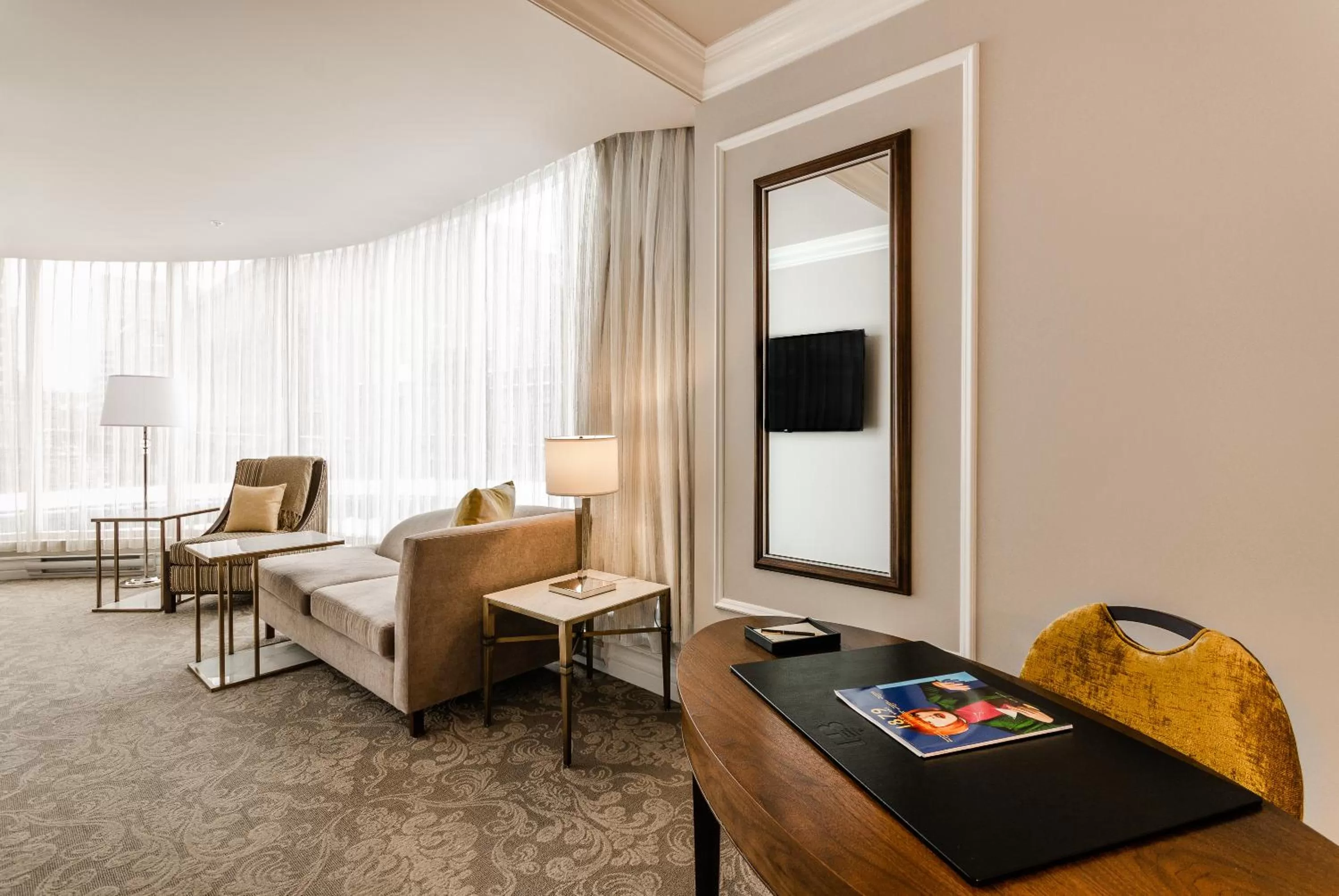 Photo of the whole room, Bed in Hôtel Birks Montréal