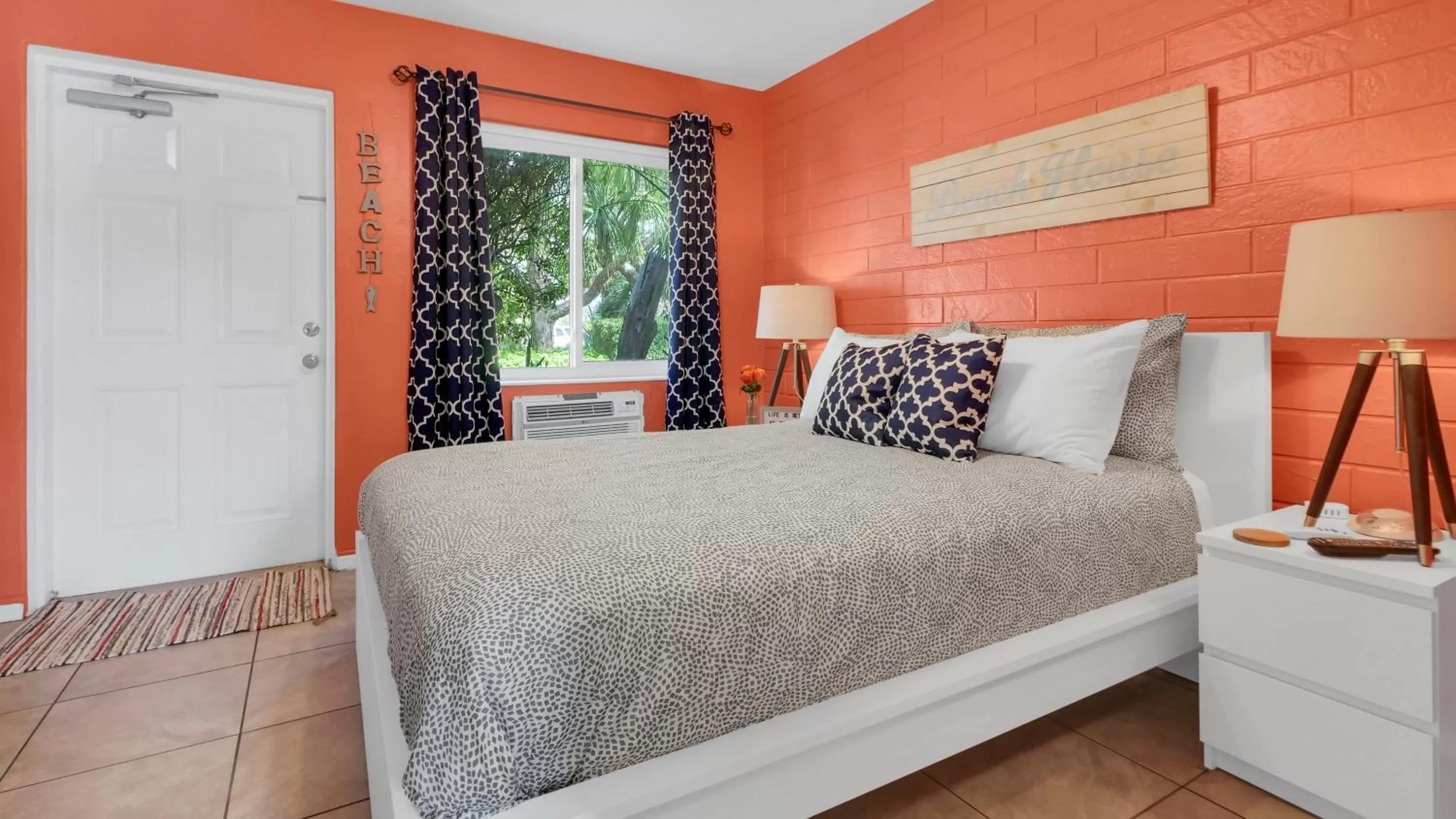 Bedroom, Bed in The Beach House - Treasure Island