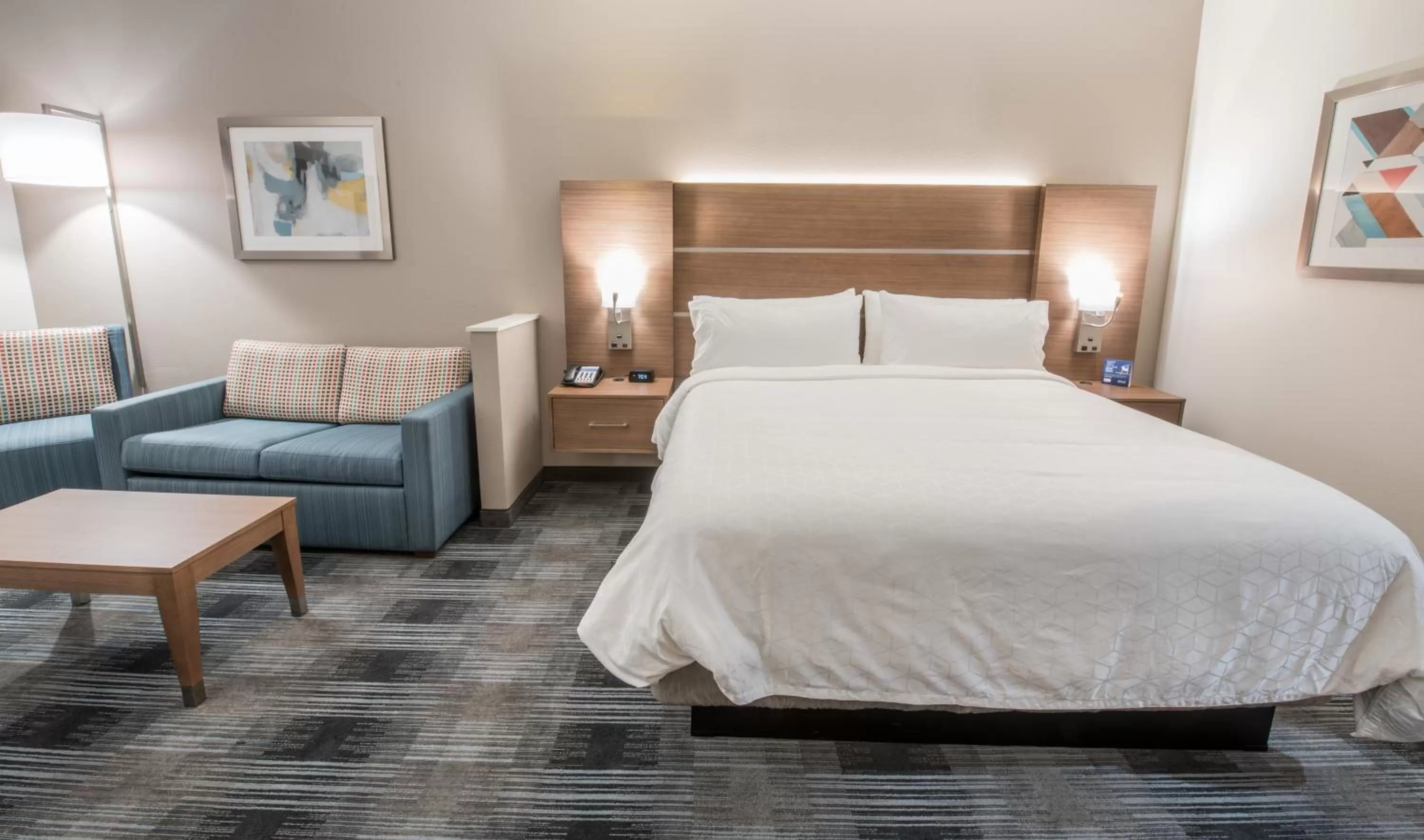 Photo of the whole room, Bed in Holiday Inn Express & Suites - Houston Westchase - Westheimer by IHG