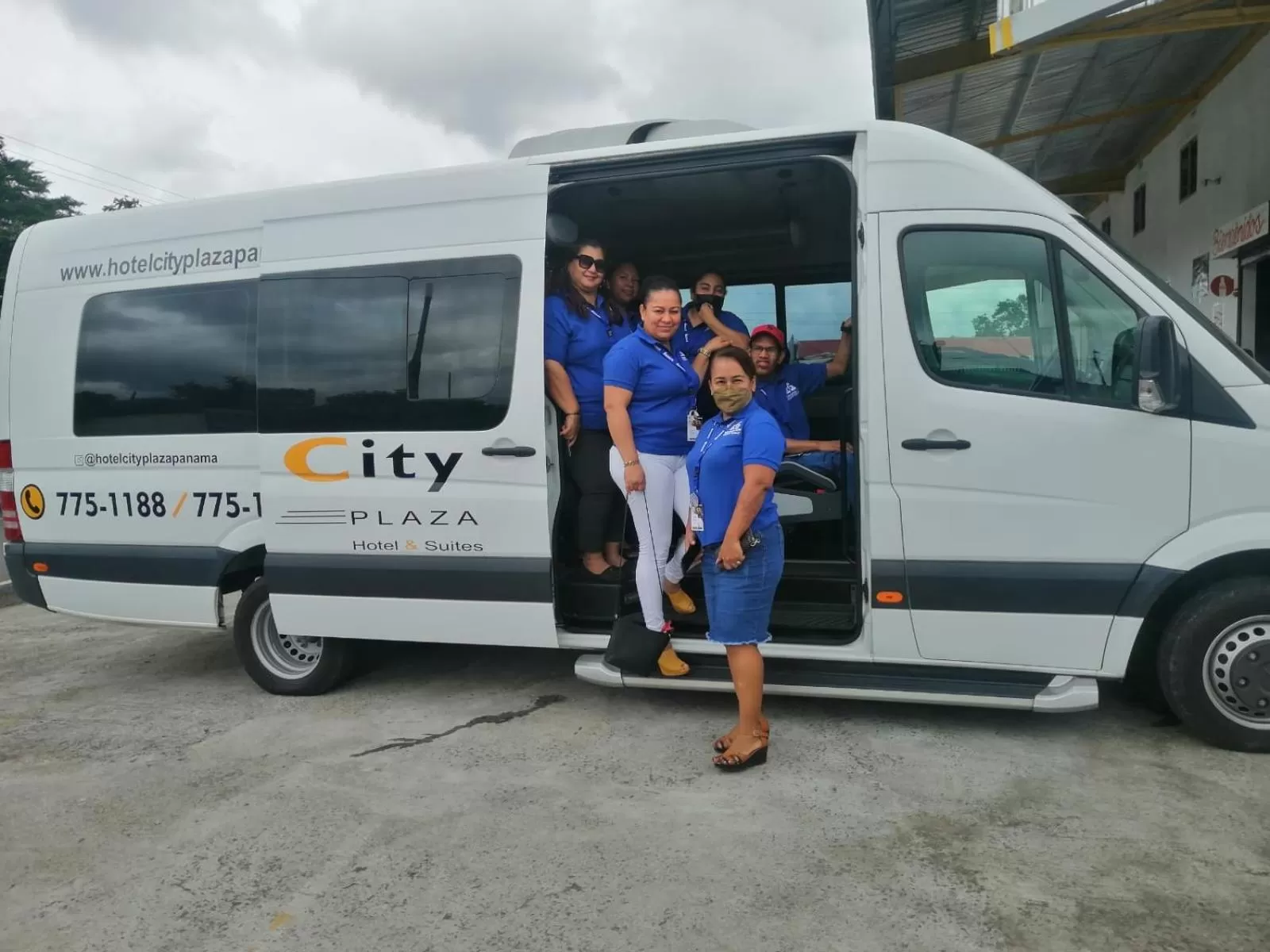 shuttle in Hotel City Plaza & Suites