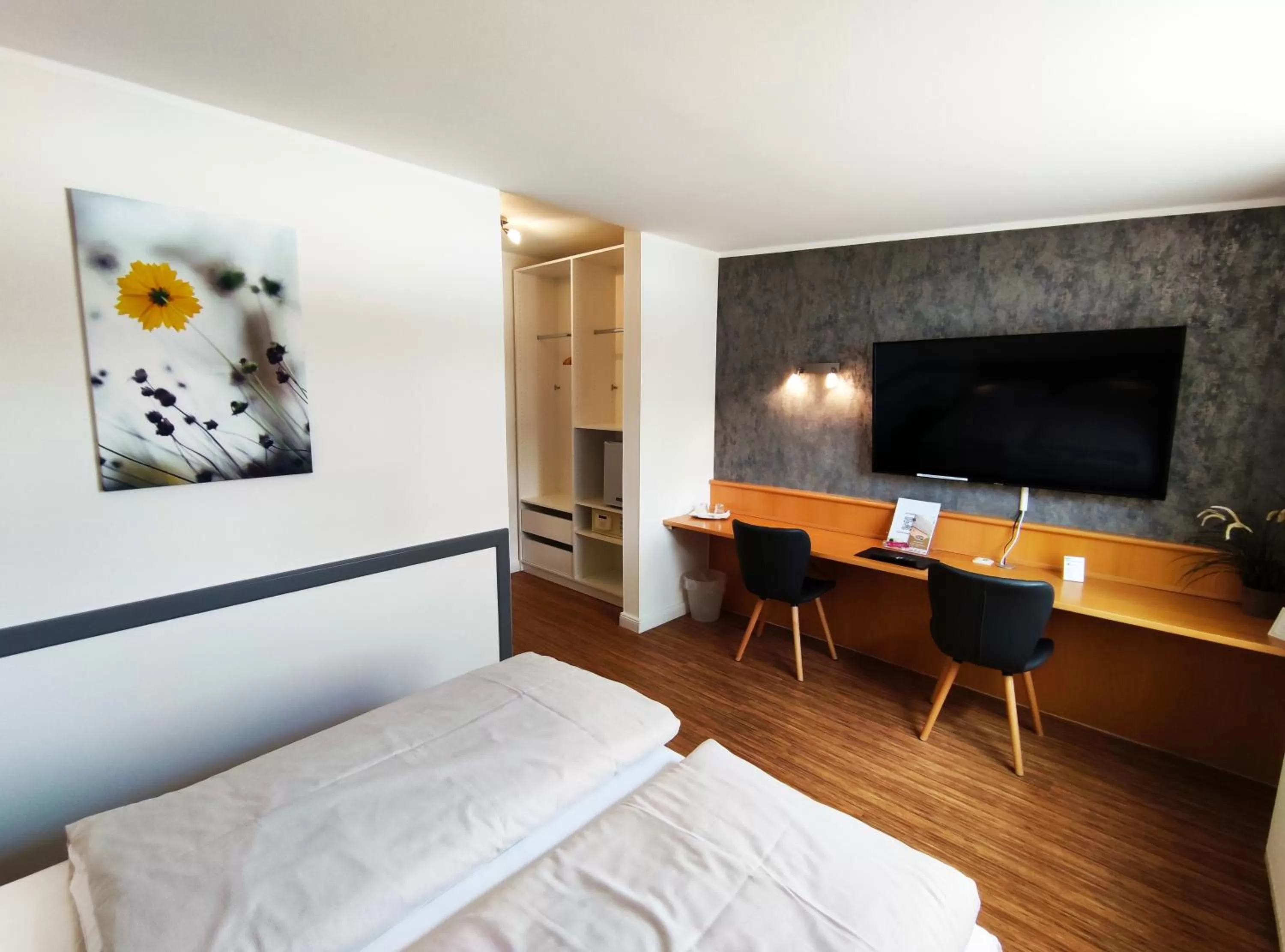 TV and multimedia, Bed in Schäfers Hotel, Self-Check-in, Cafe und Bäcker am Hotel