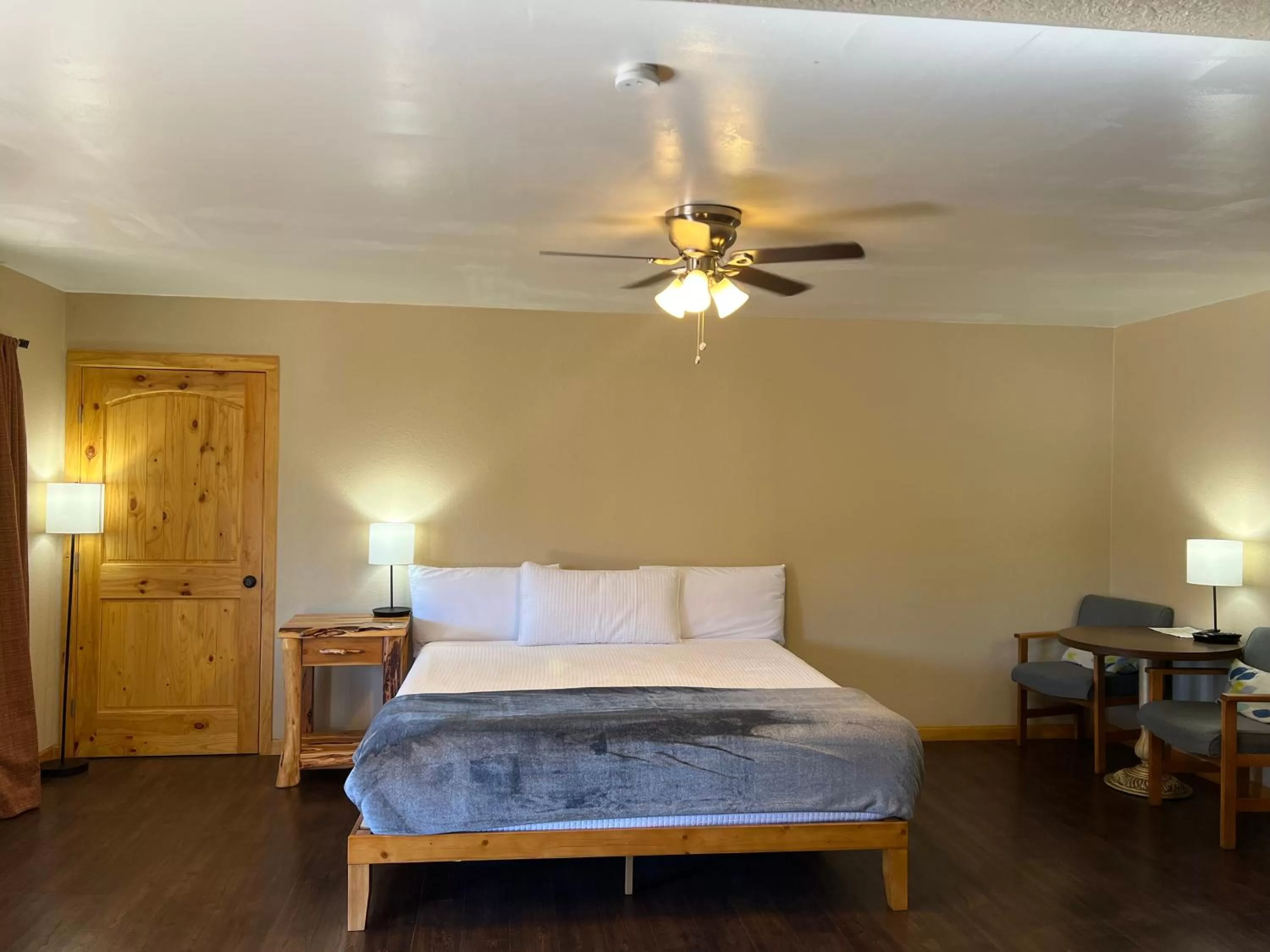 Bed in TimberLodge Inn