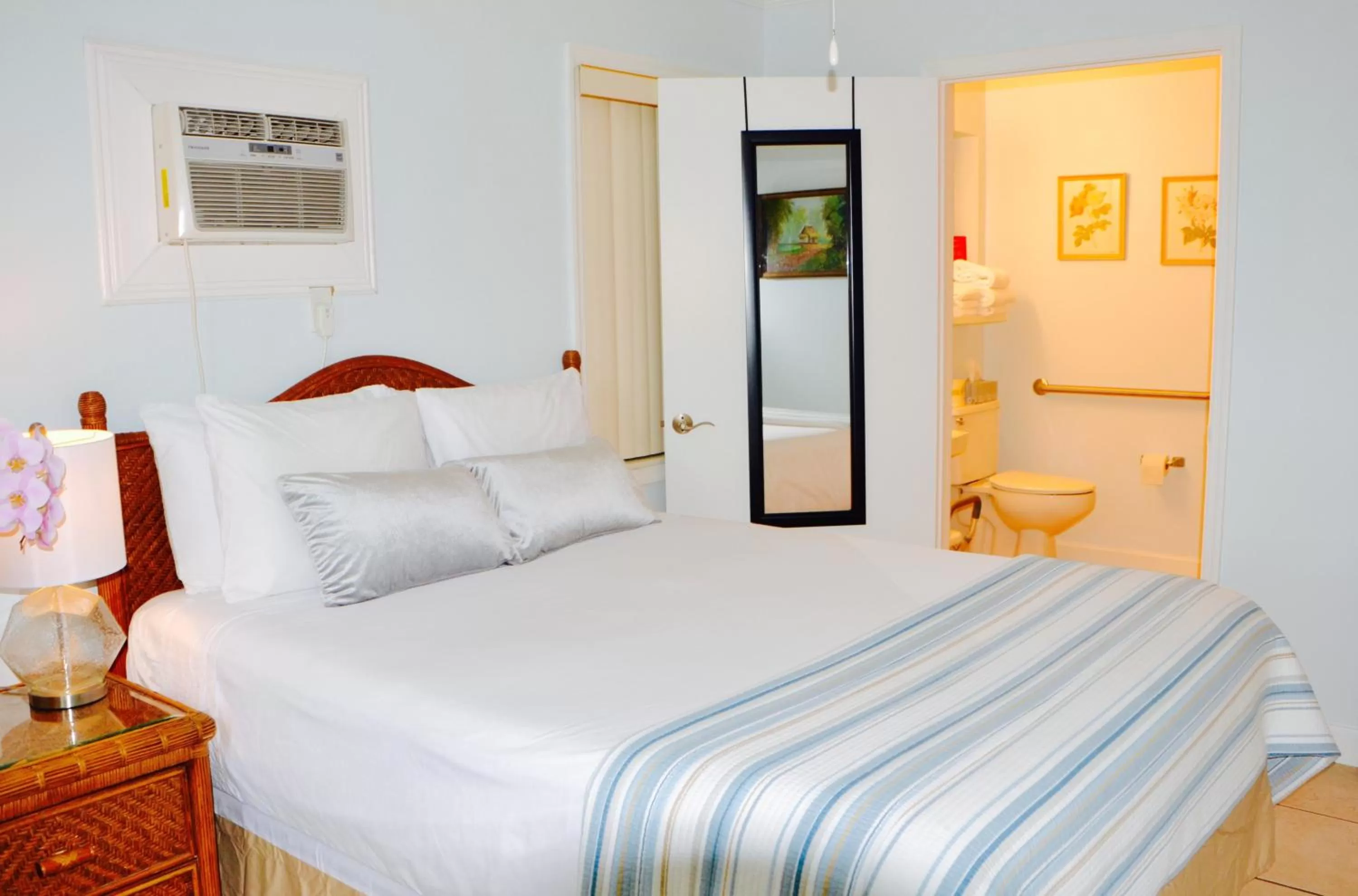 Bathroom, Bed in Sea Turtle Inn