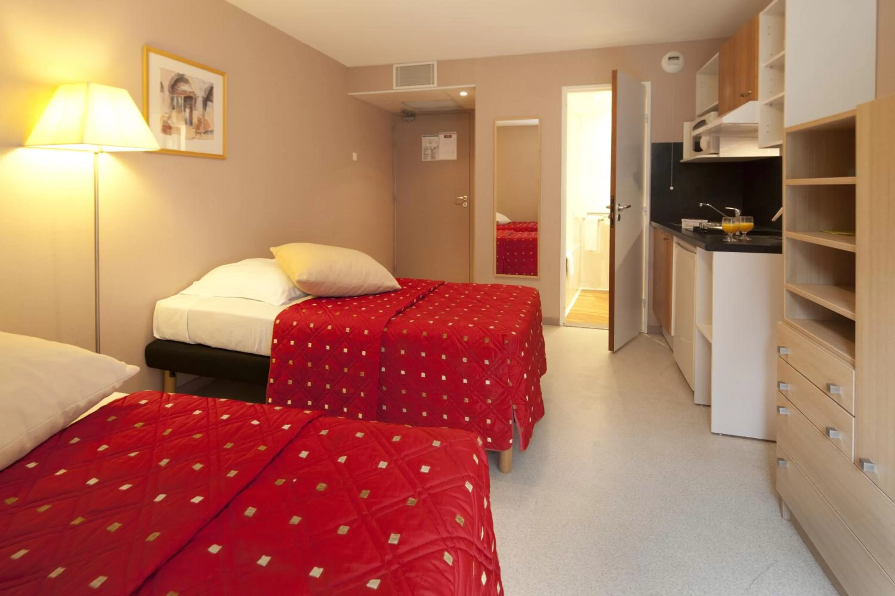 Photo of the whole room in Villa Mariale by Popinns