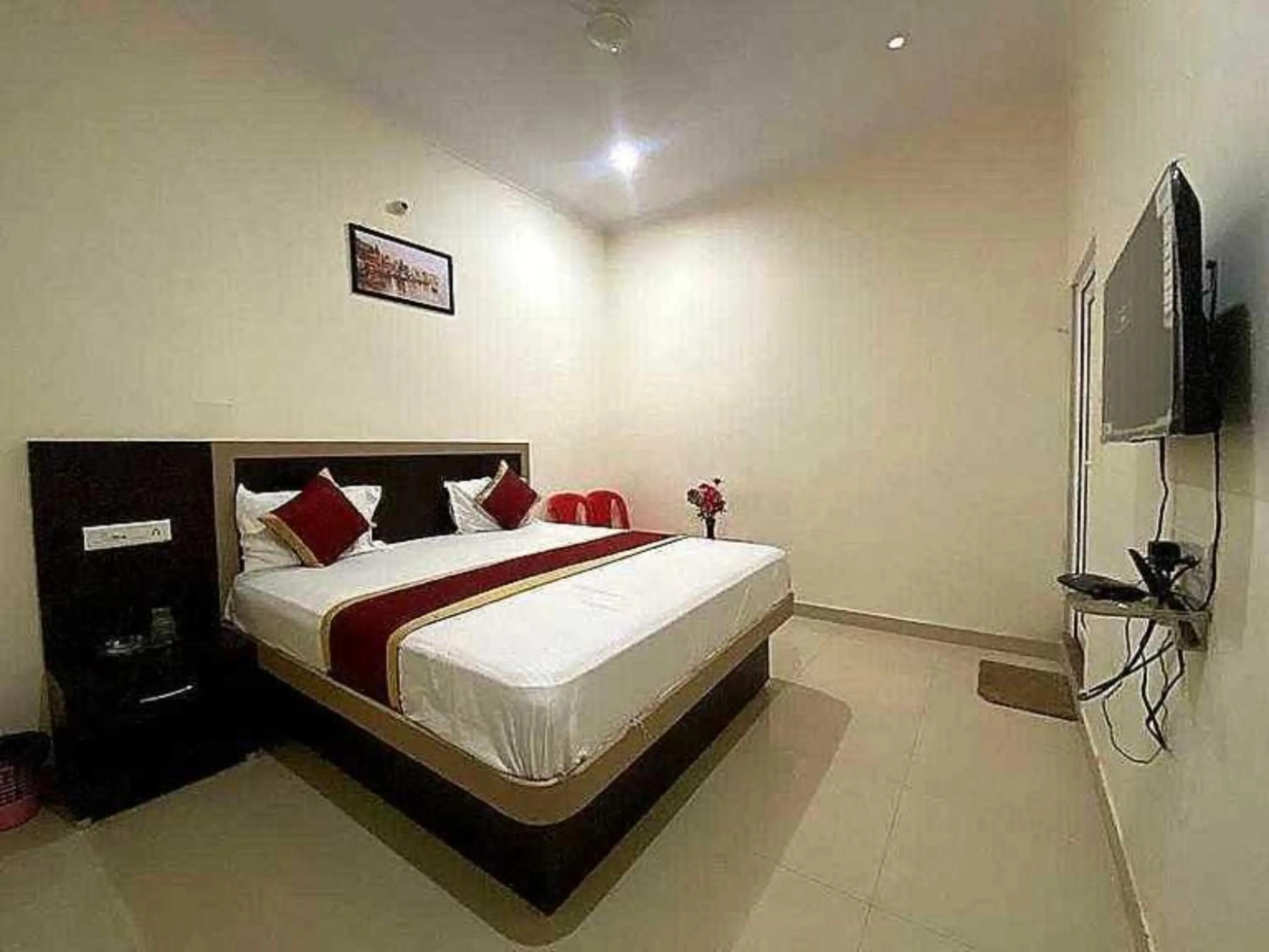 Bed in Goroomgo Nath Palace Varanasi