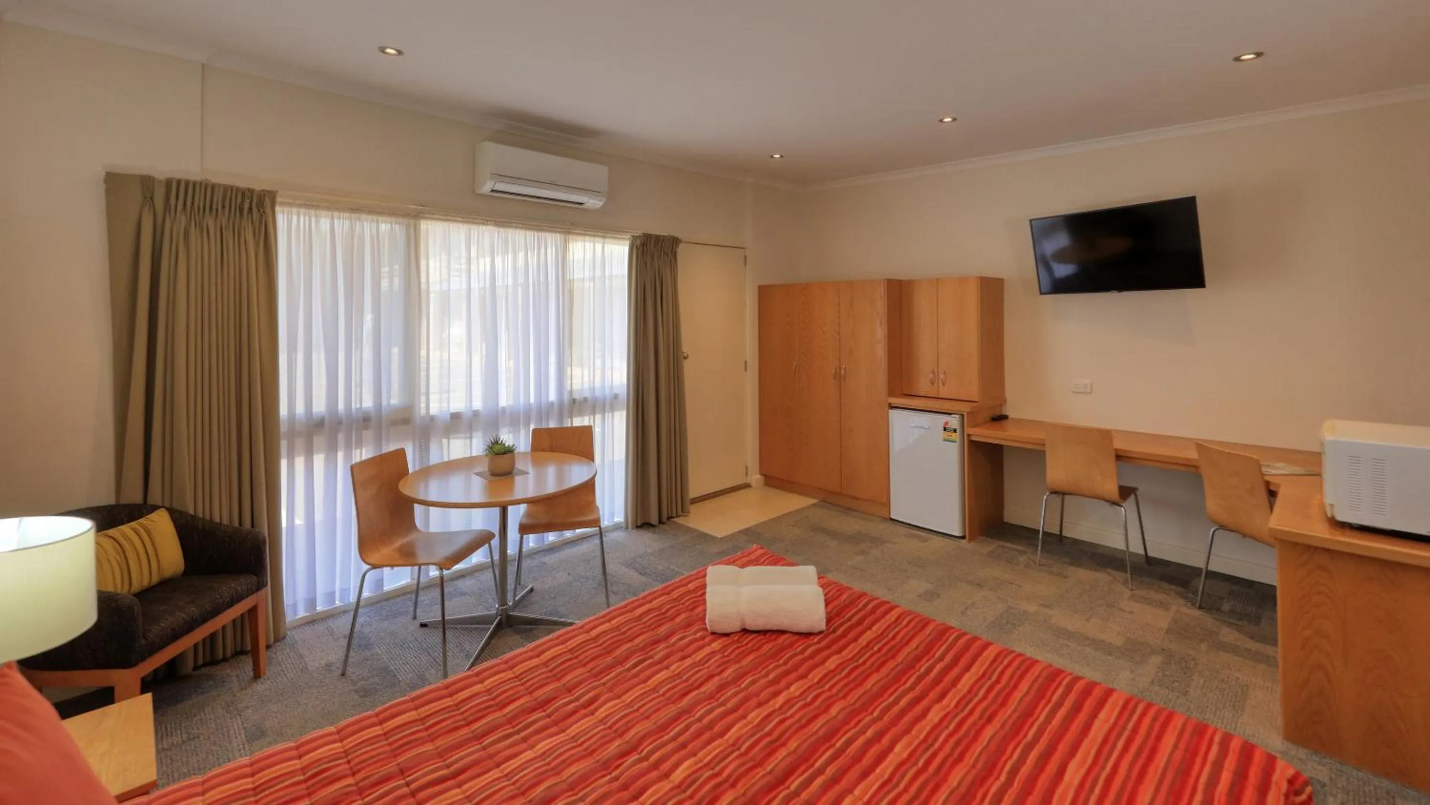 Communal lounge/ TV room, Bed in Quality Inn Swan Hill