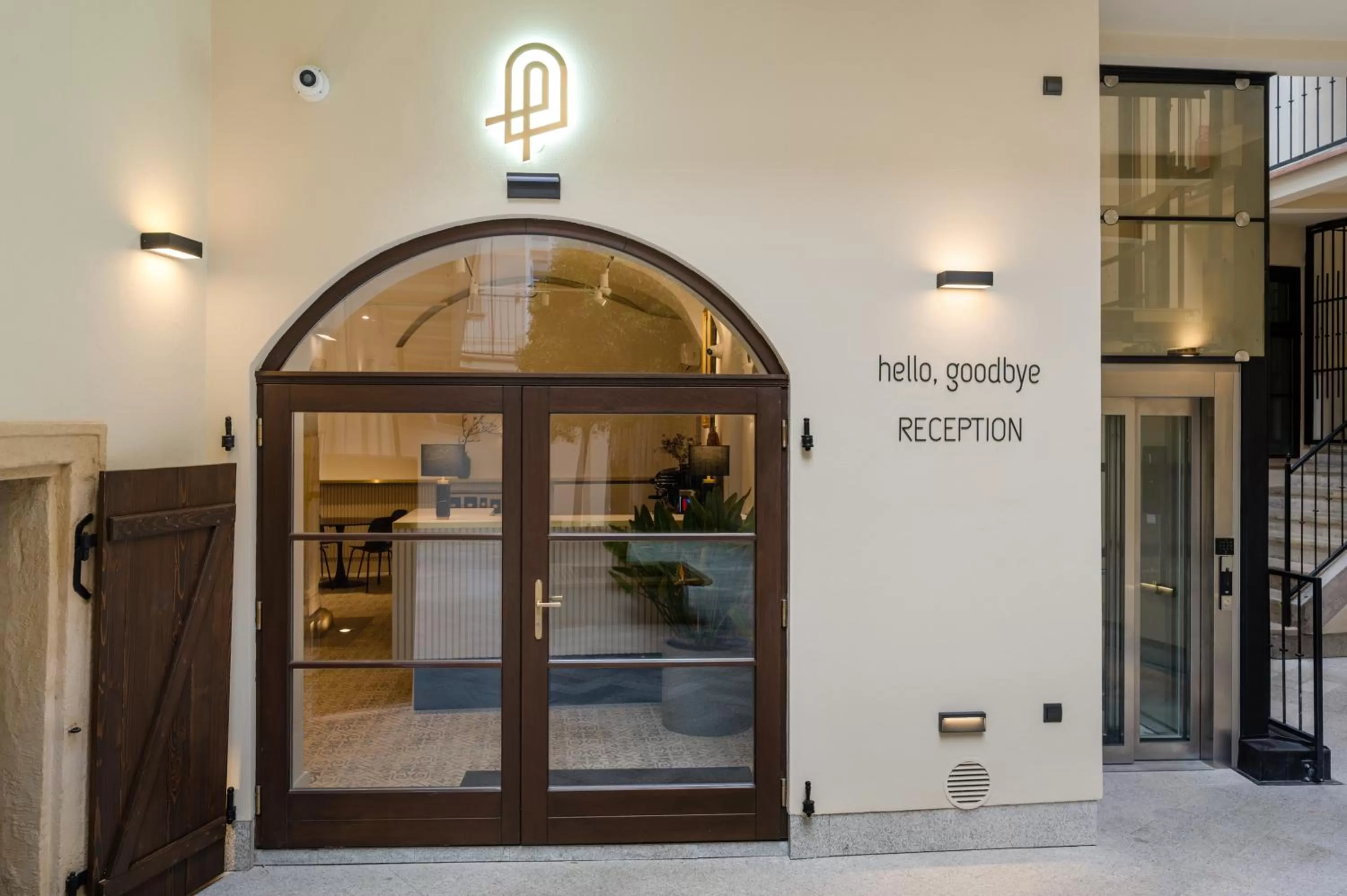 Facade/entrance in Palace Apartments