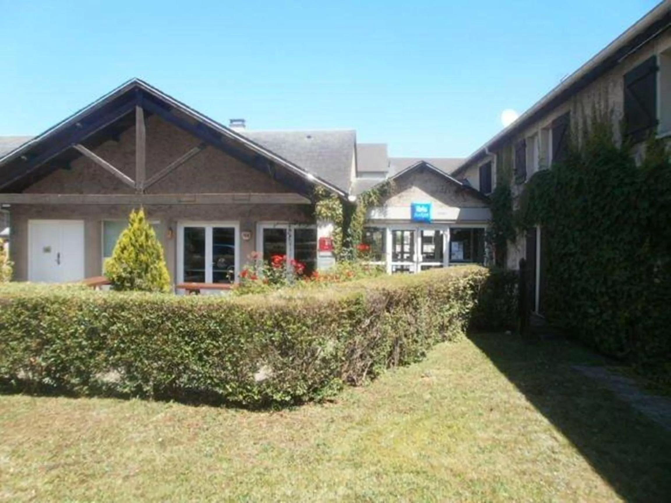 Facade/entrance in IBIS Budget Tarbes