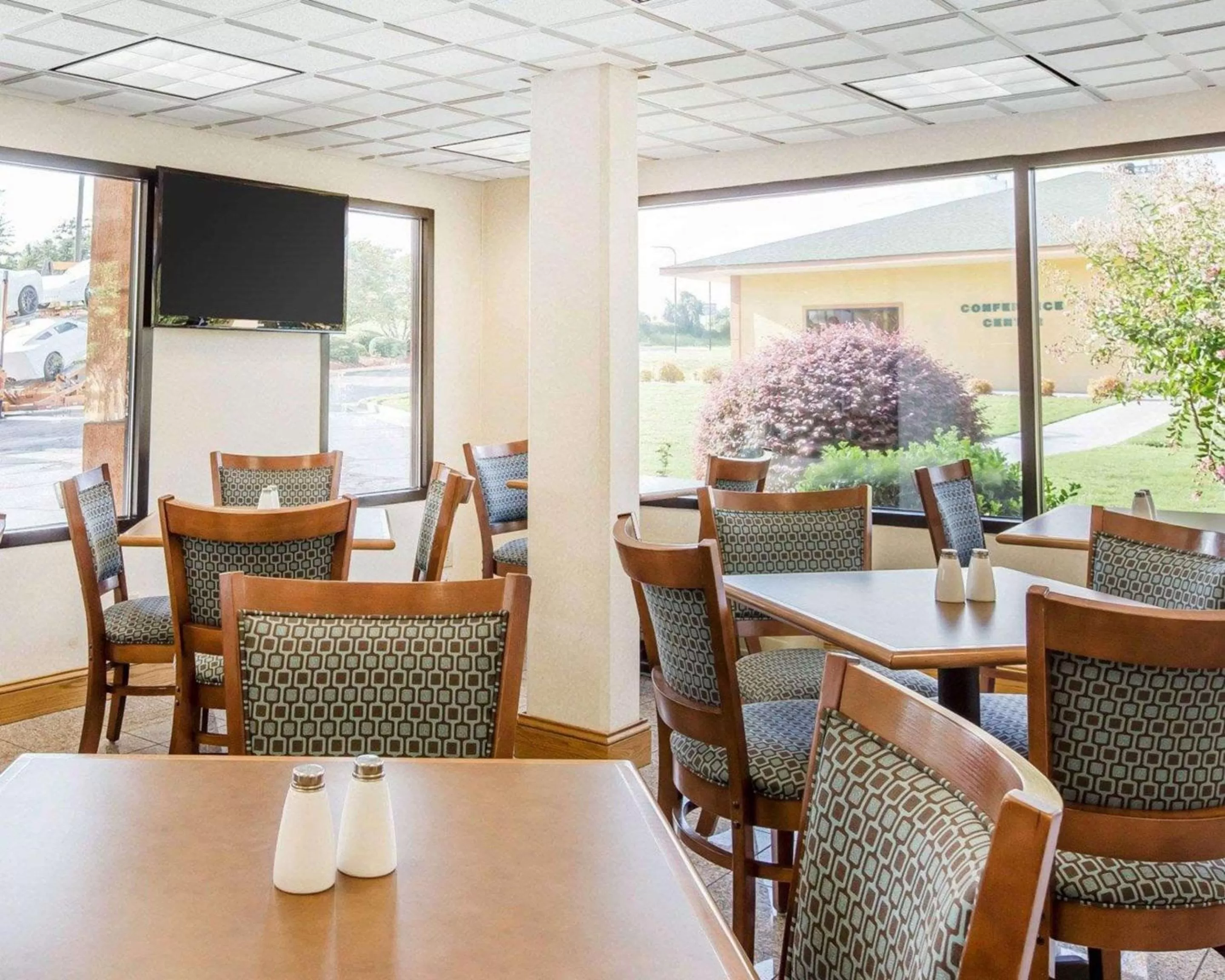 Restaurant/places to eat in Quality Inn Macon West