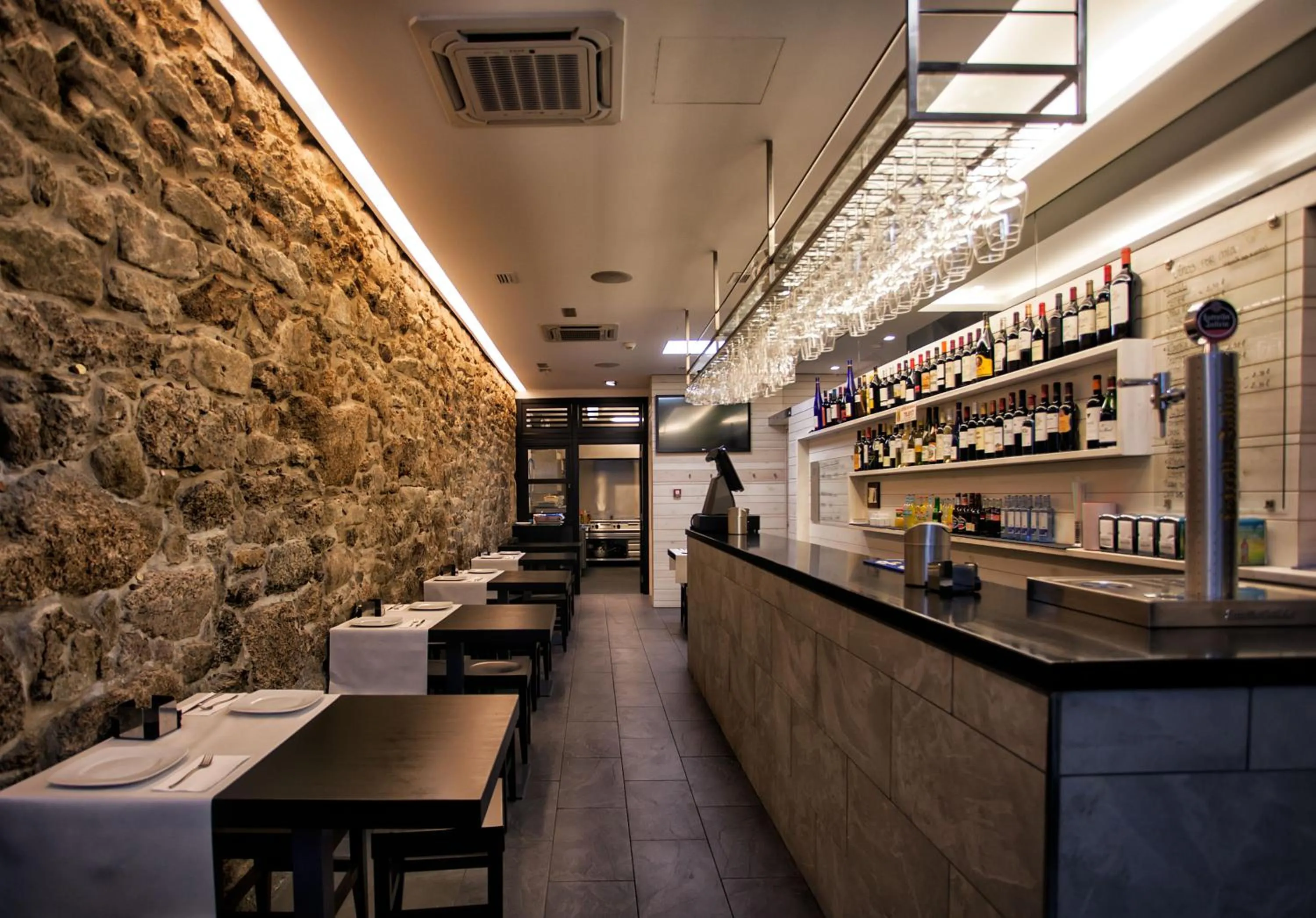 Restaurant/places to eat in Hotel Lois