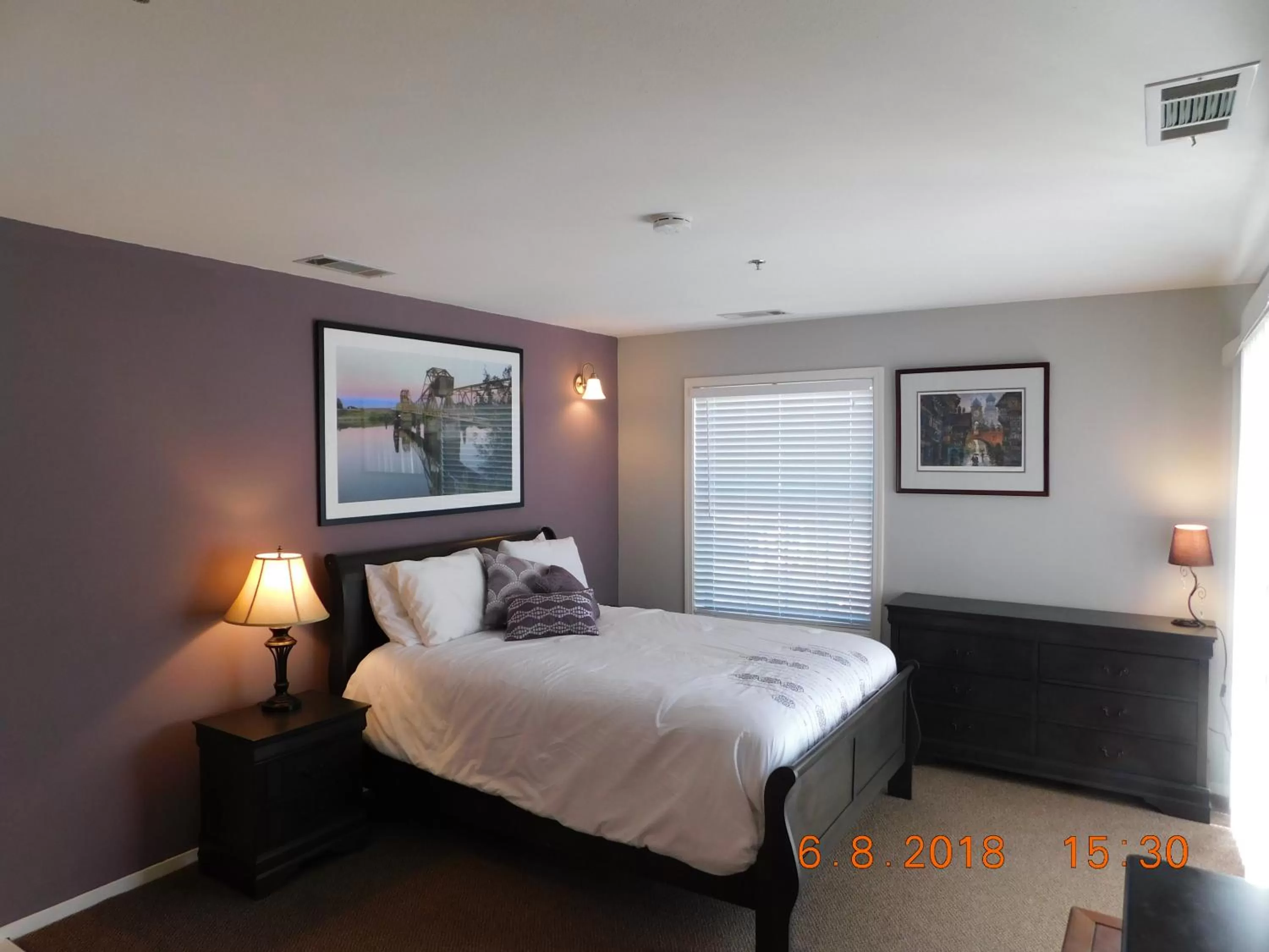 Bed in Freeport Wine Country Inn