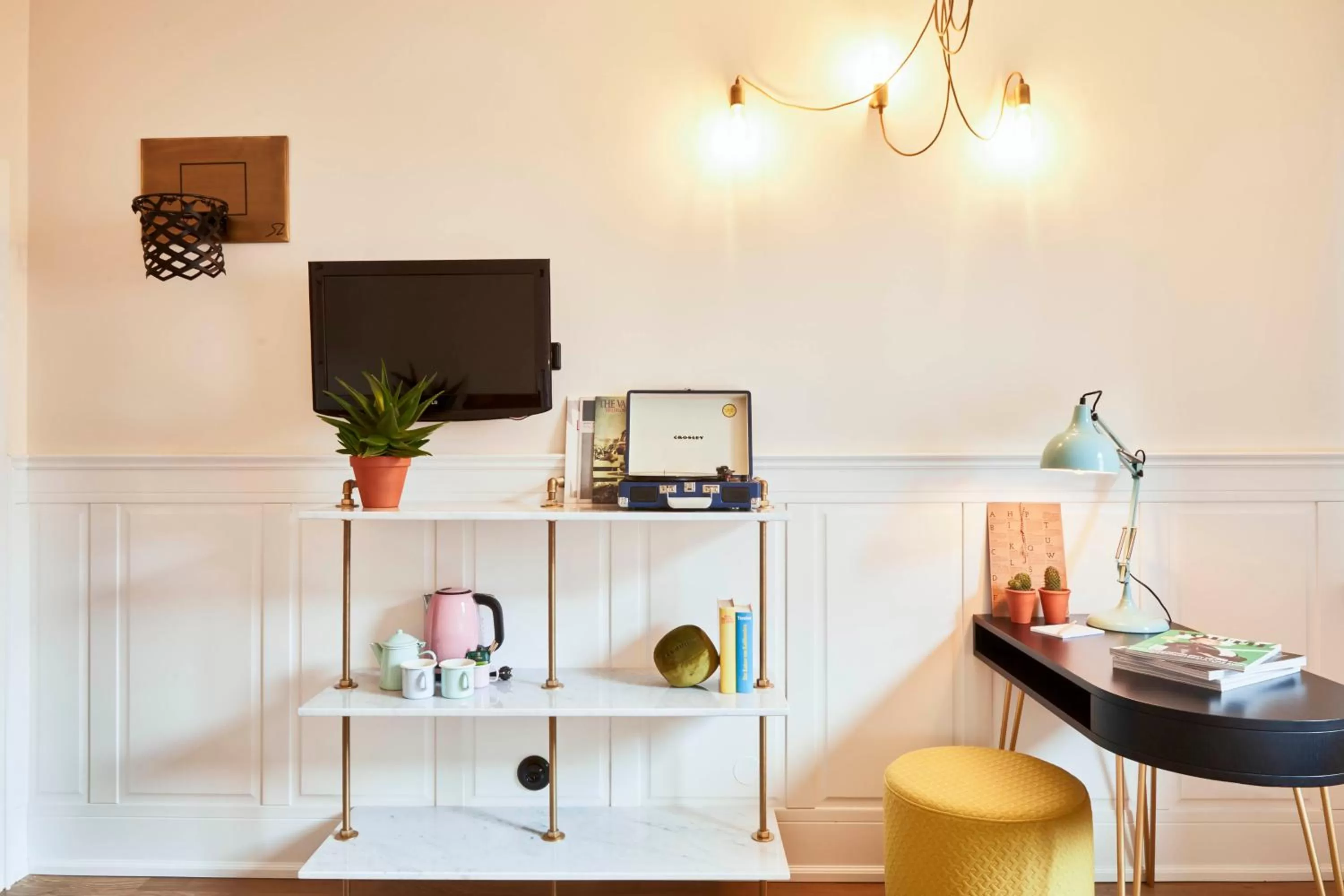 TV and multimedia in Max Brown Hotel Midtown, part of Sircle Collection