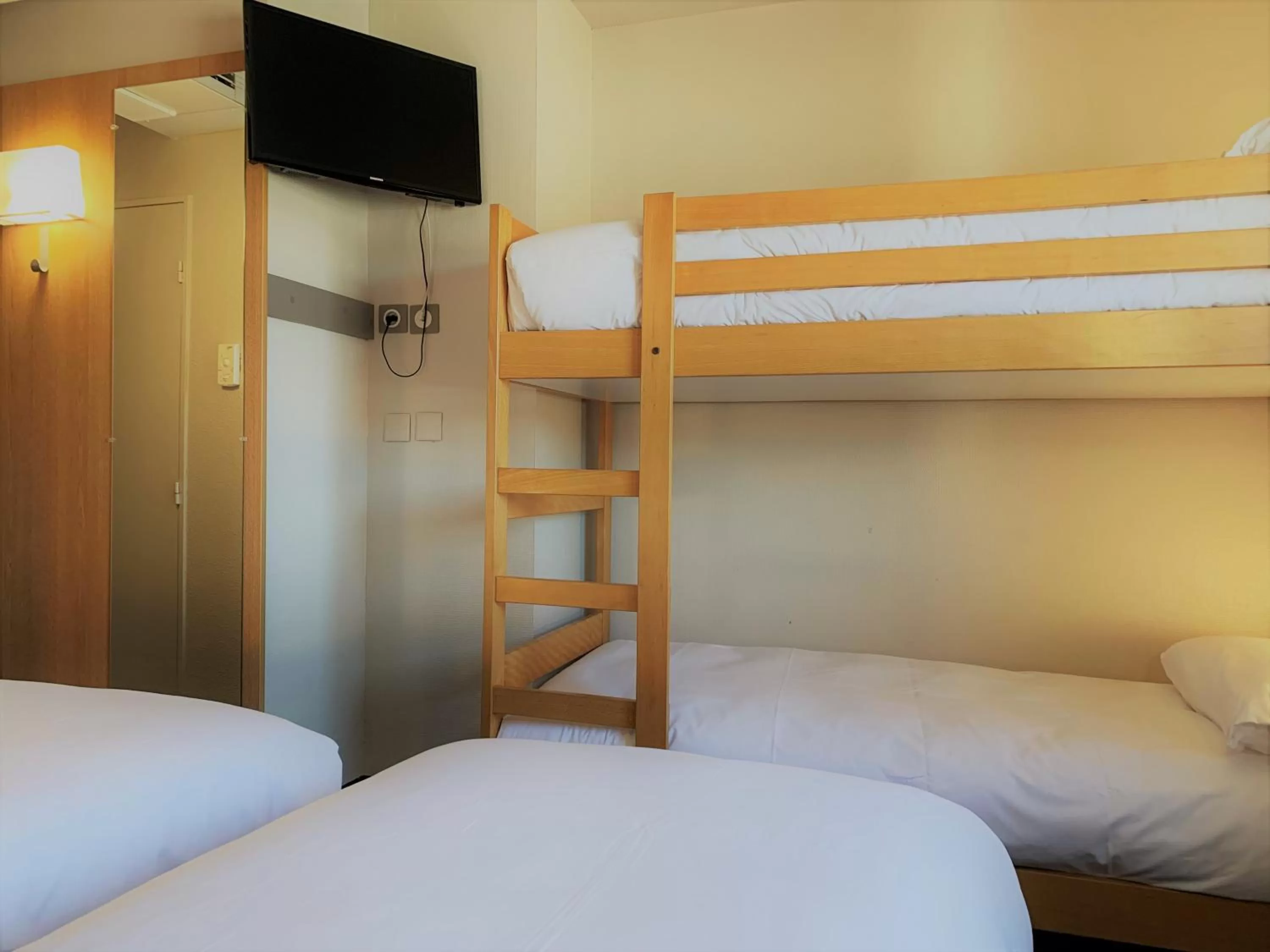 bunk bed, Bed in Kyriad Direct Clermont Ferrand Nord Gerzat