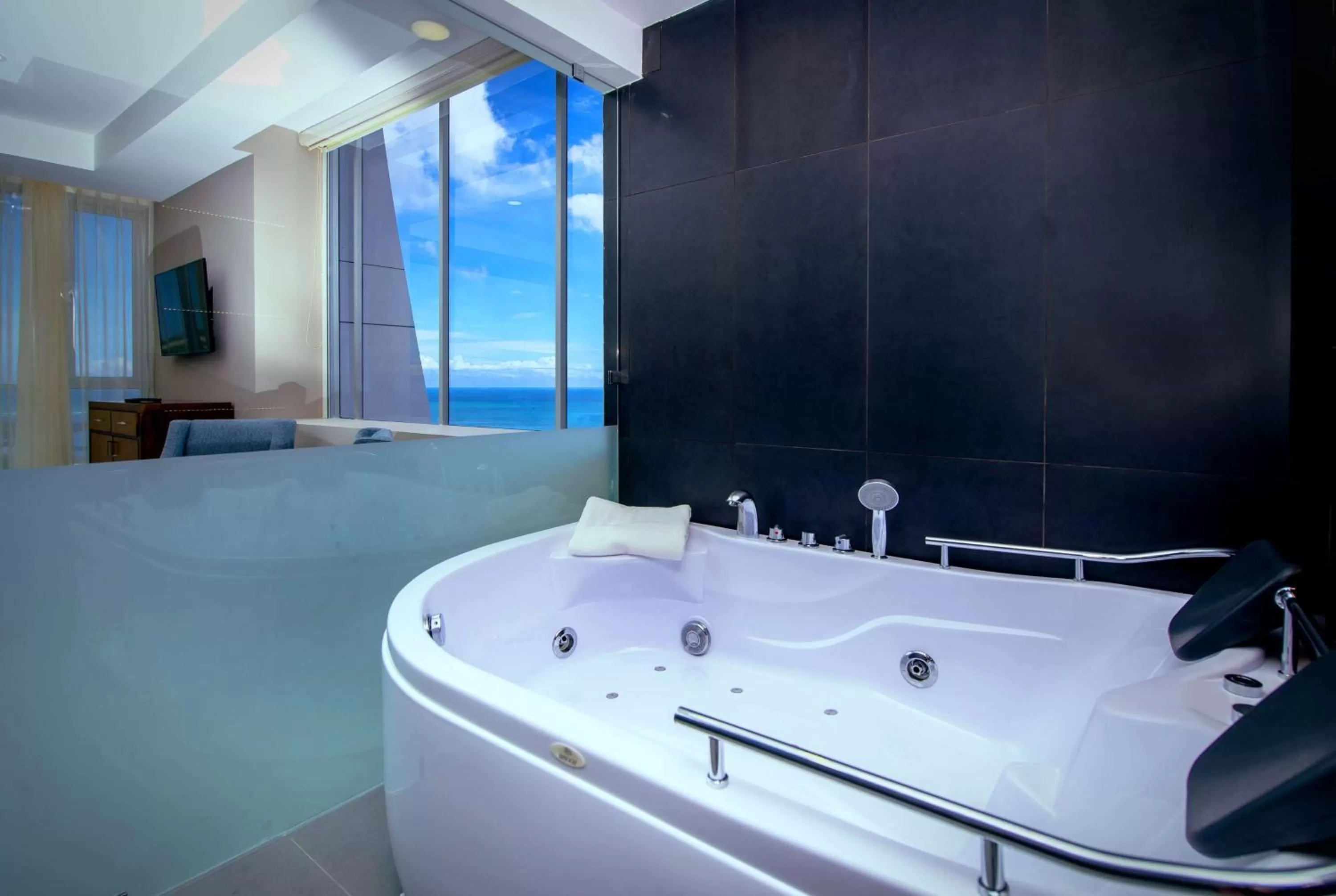 Deluxe King Suite in Wyndham Manta Sail Plaza Hotel and Convention Center