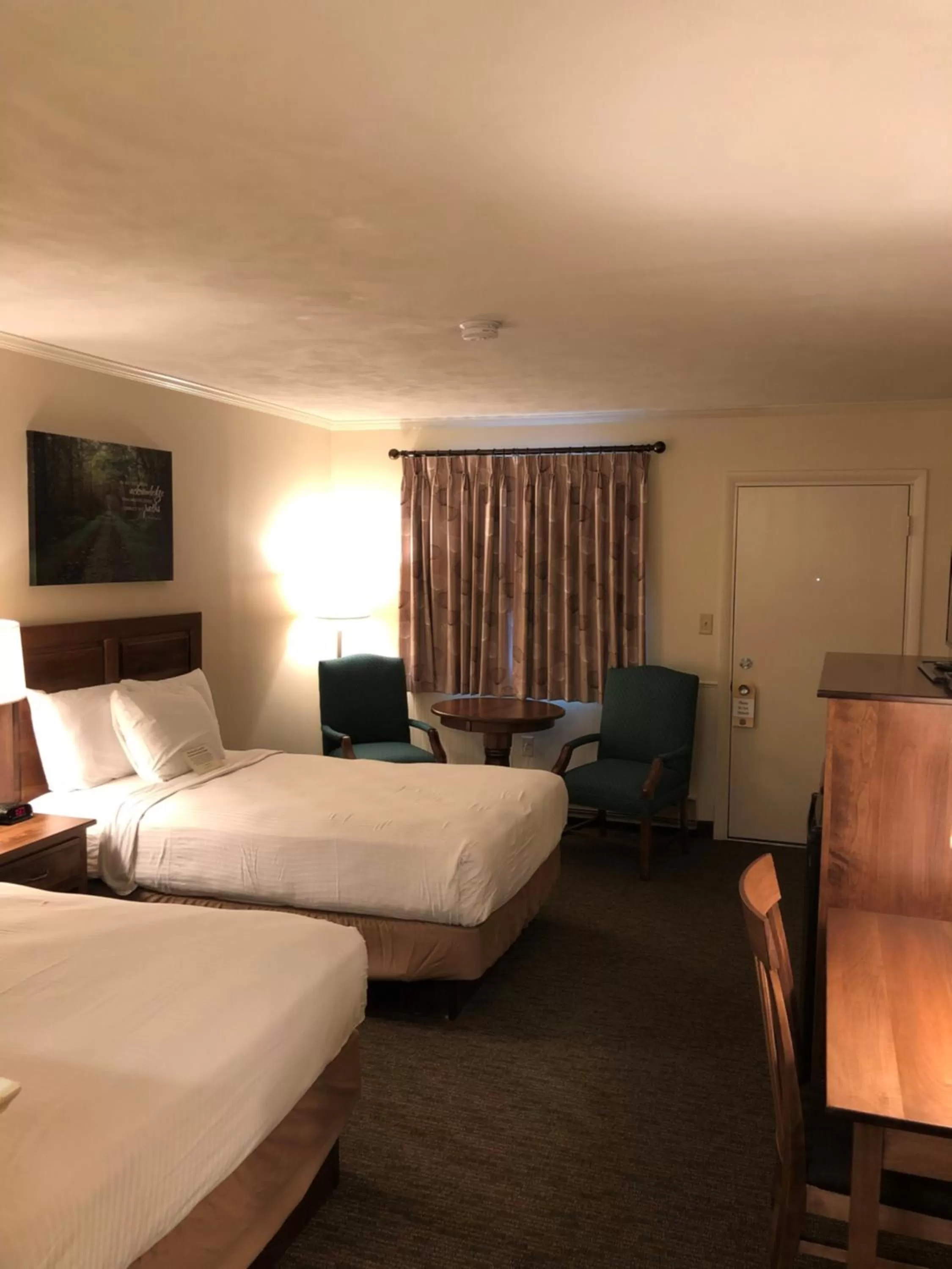Photo of the whole room, Bed in Bird-in-Hand Family Inn